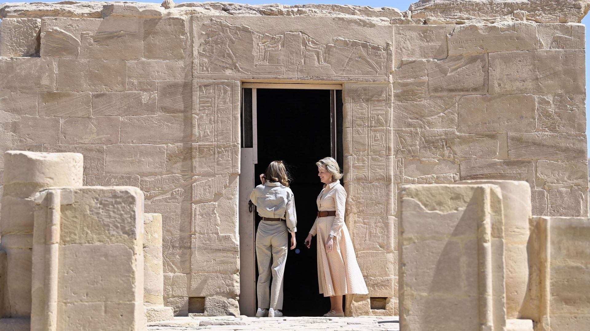 Mathilde et Elisabeth visitent le temple d’Amenhotep III sur le site archéologique d’El Kab