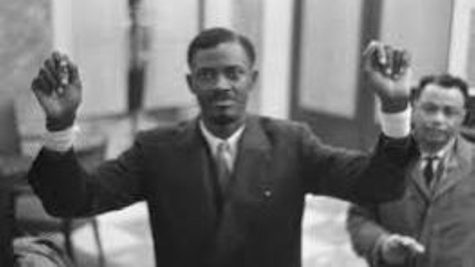 Patrice Lumumba bandages aux poignets