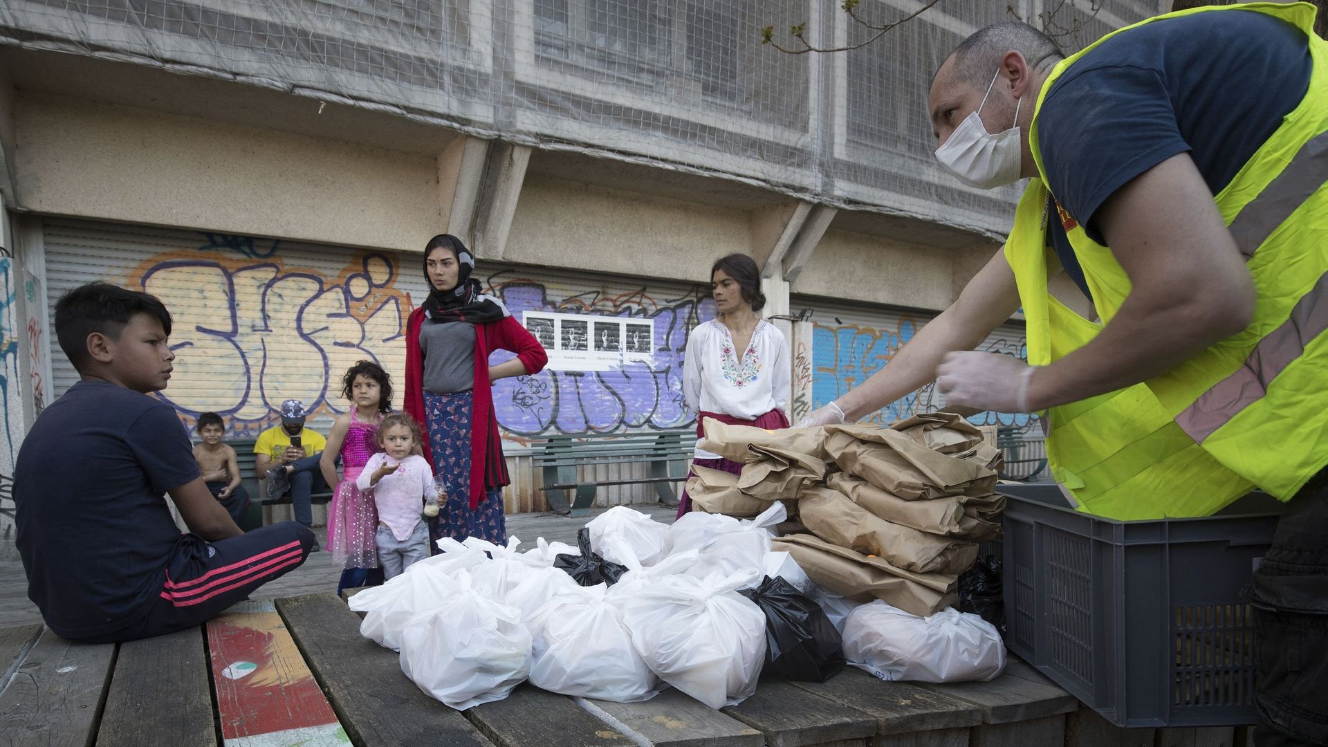 Une distribution de nourriture par l’Armée du Salut à Paris le 9 avril 2020, au 24e jour de confinement. La suspension de nombreux emplois informels à cause du lockdown a accentué la pauvreté.