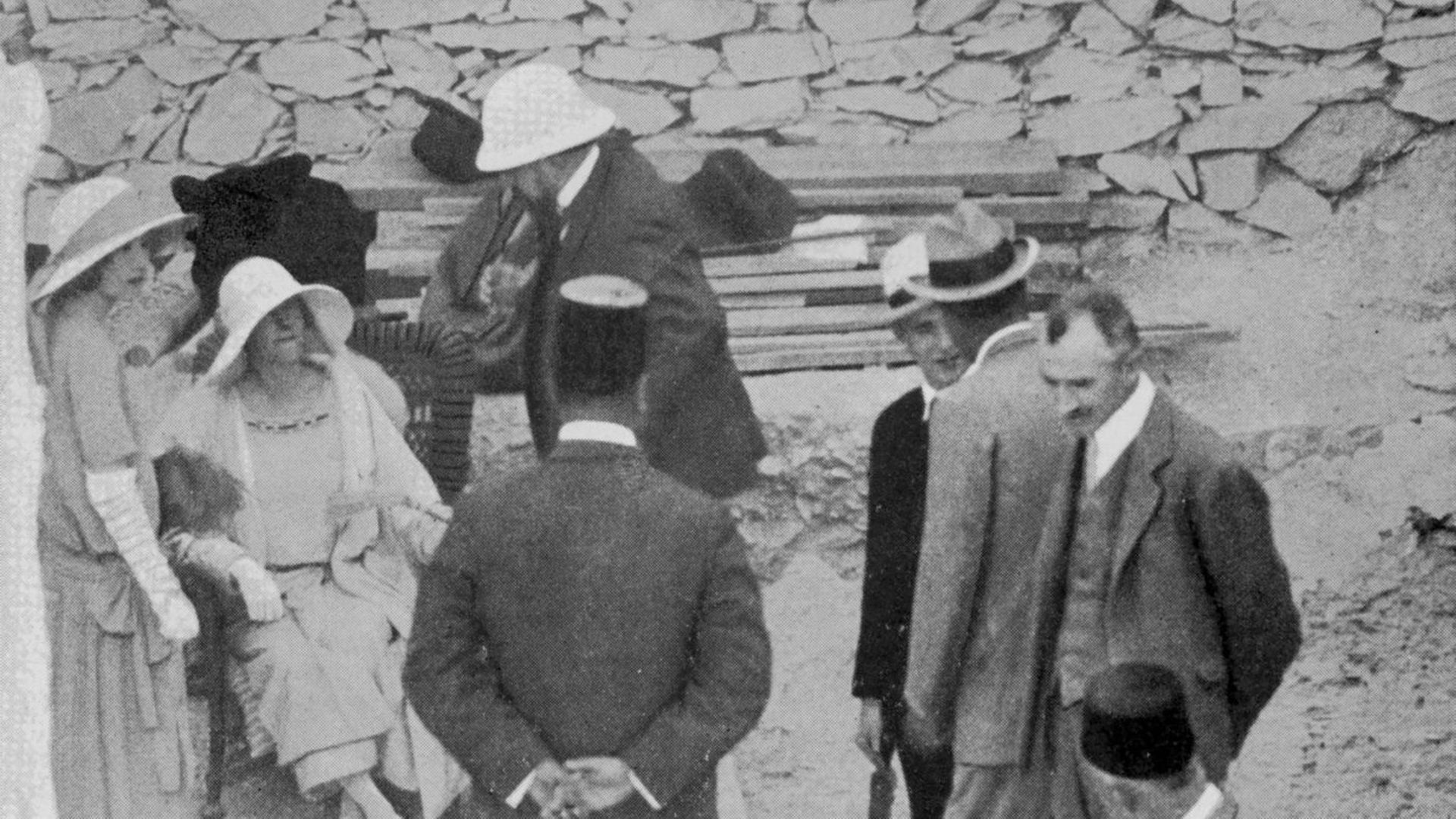 Jean Capart et la reine Elisabeth (à gauche) lors de l'inauguration de la chambre funéraire de Toutankhamon. A l'entrée de la tombe : le prince Léopold (futur roi Léopold III) et le découvreur de la tombe Howard Carter. 