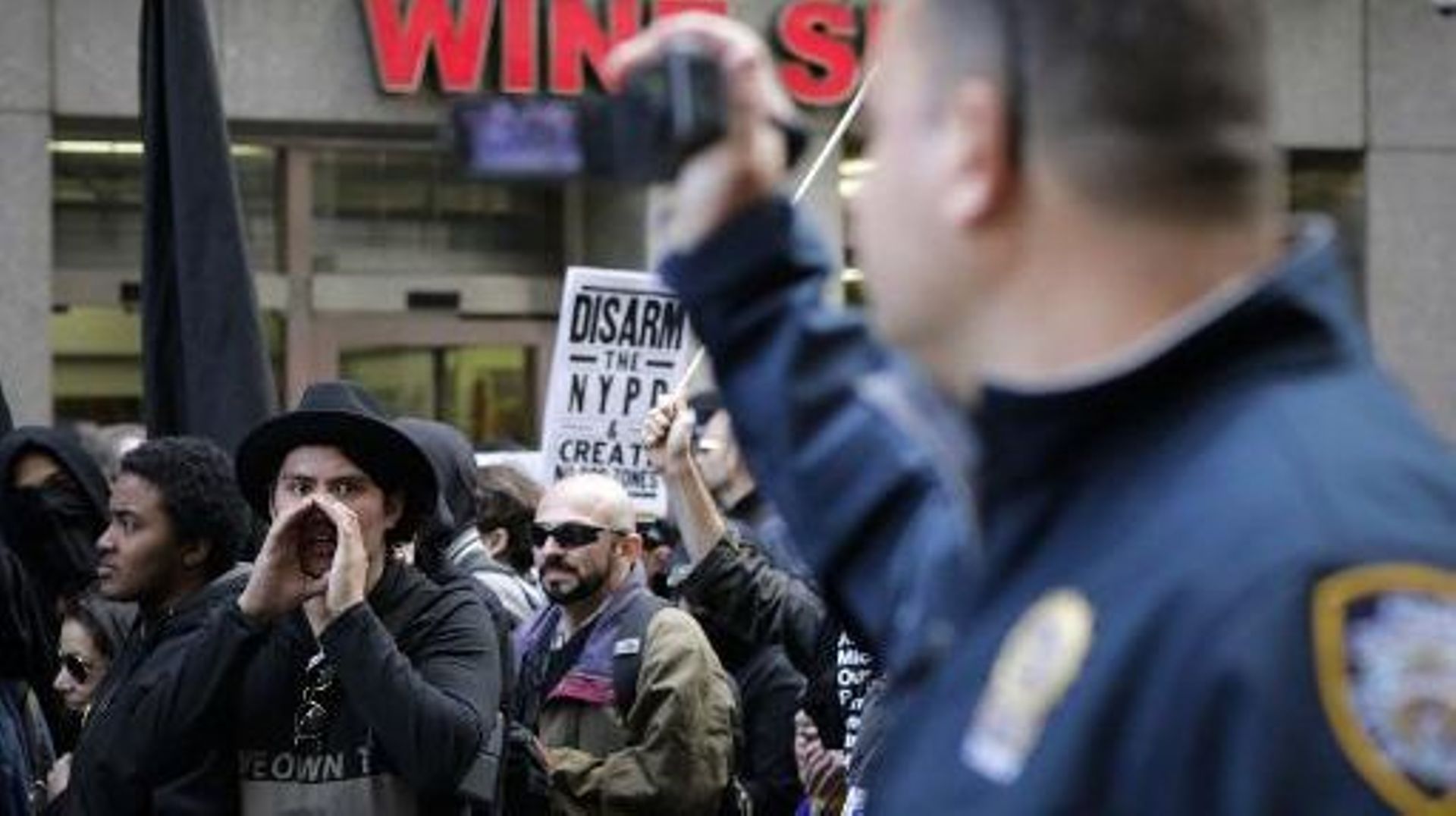 Des manifestants face à un policier le 1er mai 2015 à New York