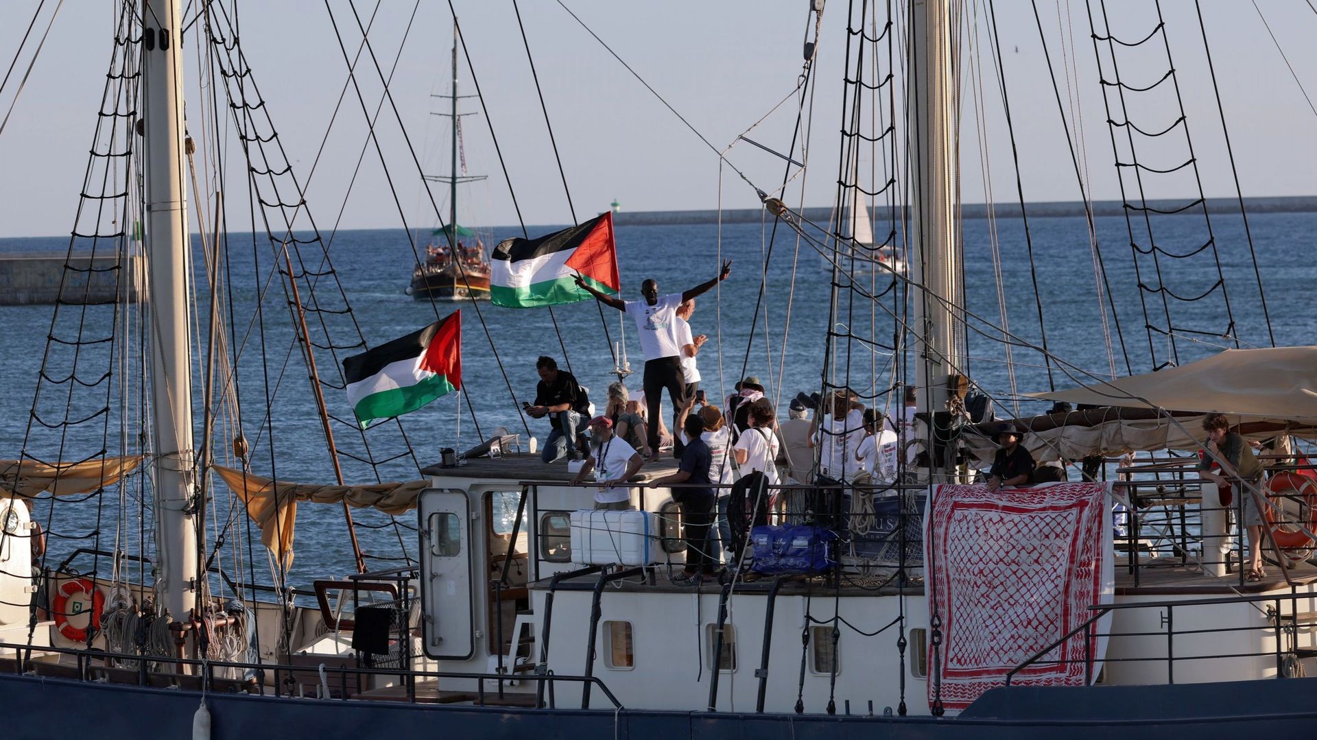 Guerre au Proche-Orient : la flottille vers Gaza affirme avoir été "frappée" par un drone au large de Tunis