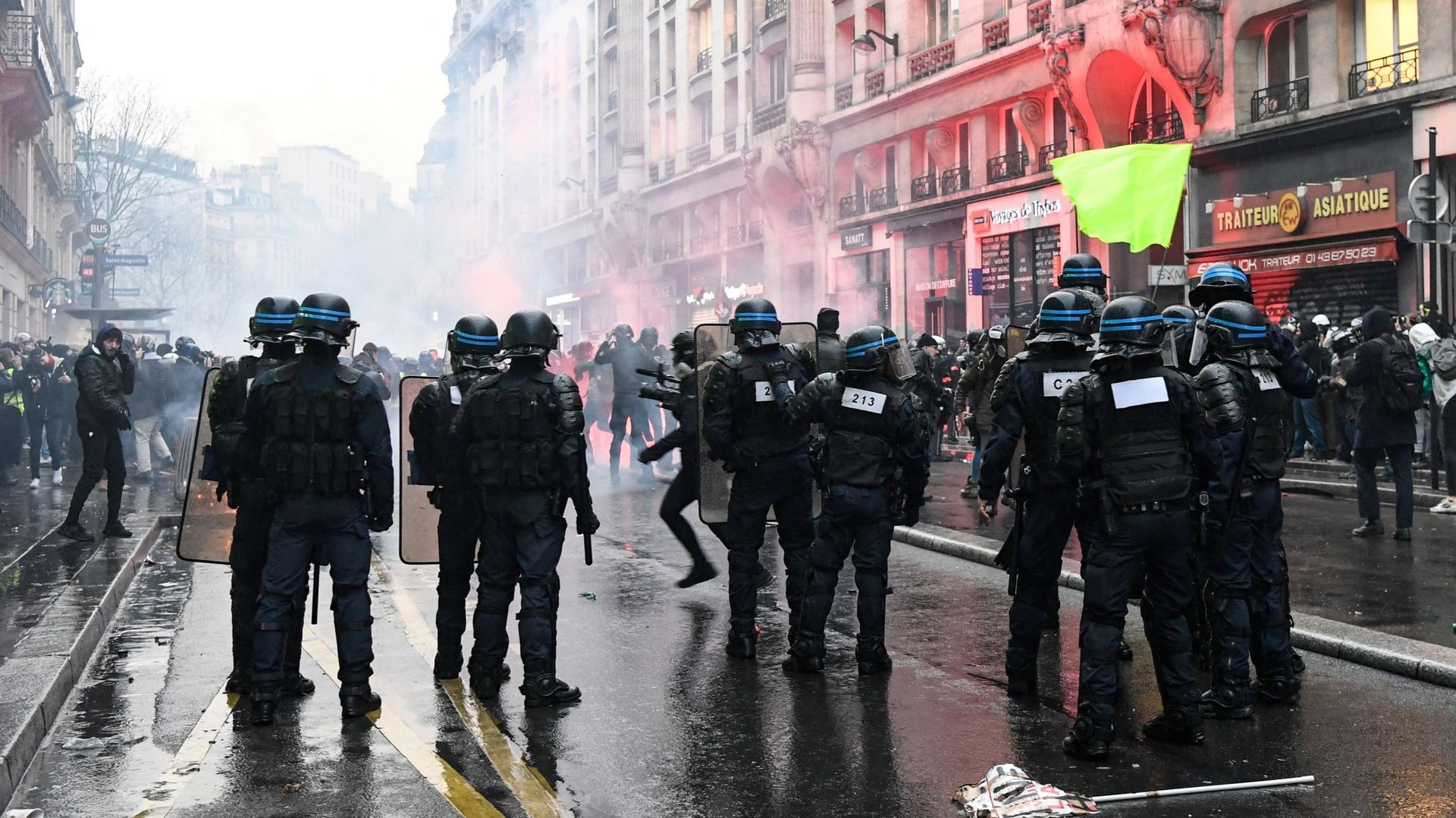 La police fait face à des manifestants lors d’une manifestation à Paris, le 9 janvier 2020, au 36e jour d’une grève nationale multisectorielle contre la refonte des retraites du gouvernement français.

