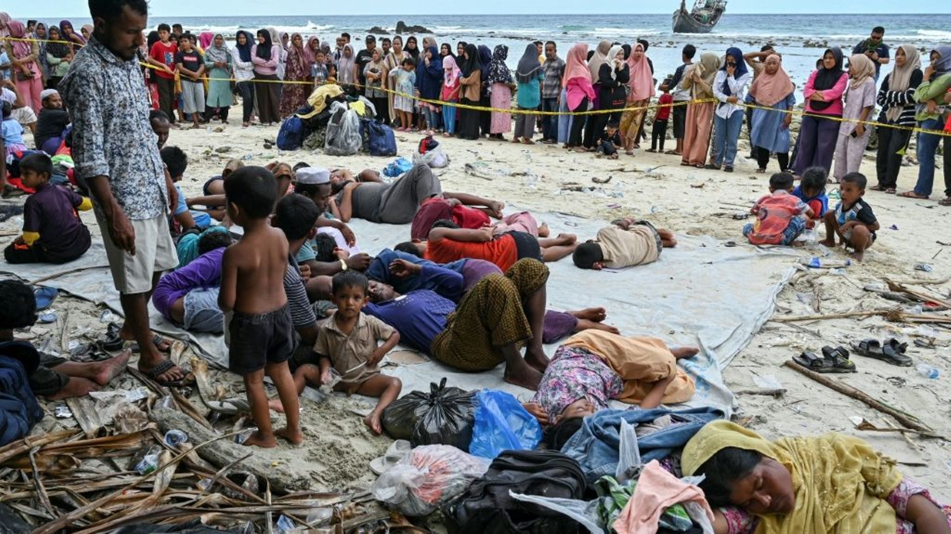 Des réfugiés rohingyas se reposent, après leur arrivée, sur une plage de l’île de Sabang, dans la province d’Aceh, le 2 décembre 2023 en Indonésie