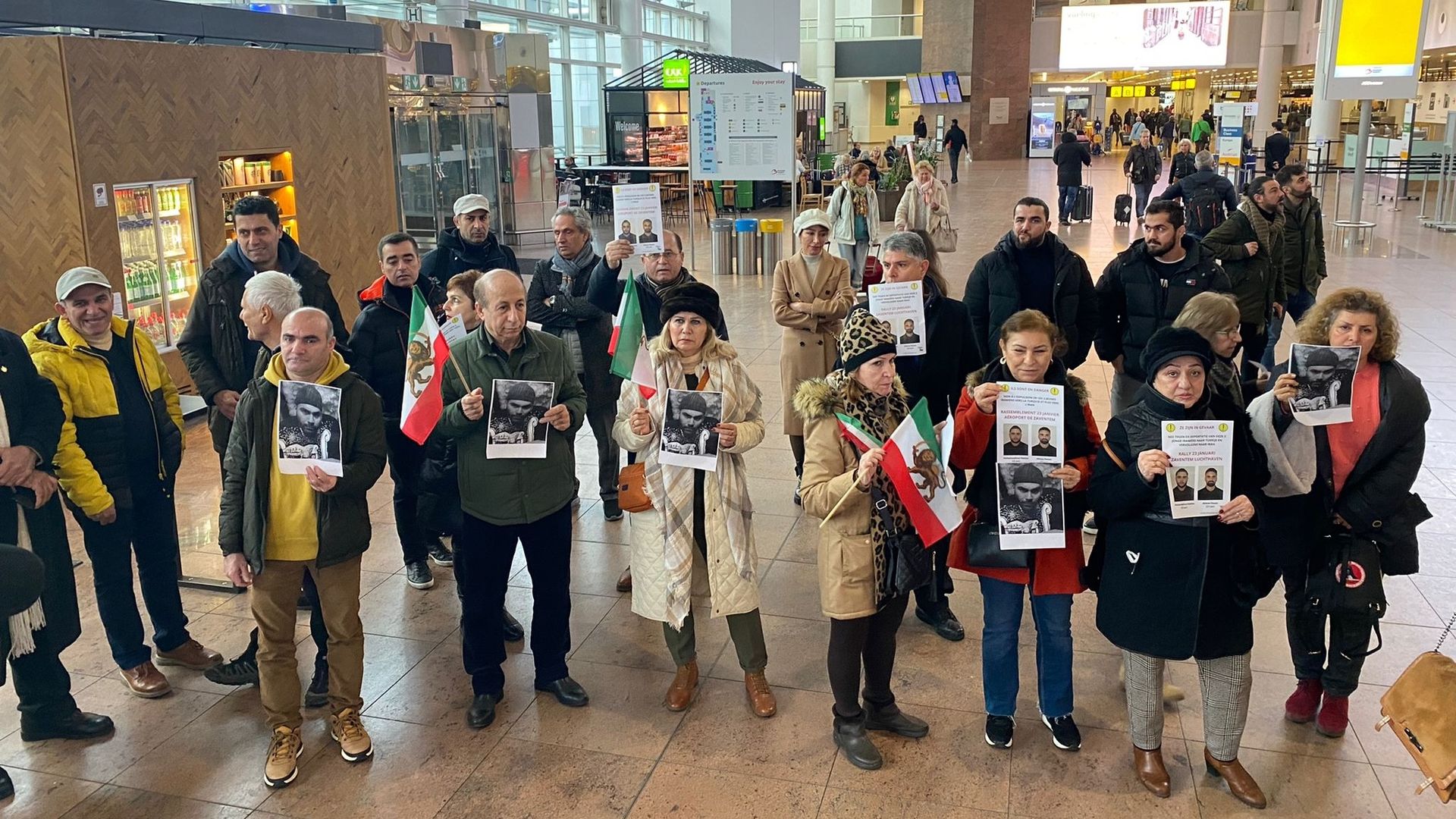Une cinquantaine de personnes se sont rassemblées ce lundi matin à l’aéroport de Zaventem, pour s’opposer à l’expulsion vers la Turquie de trois jeunes Iraniens ayant fui leur pays.