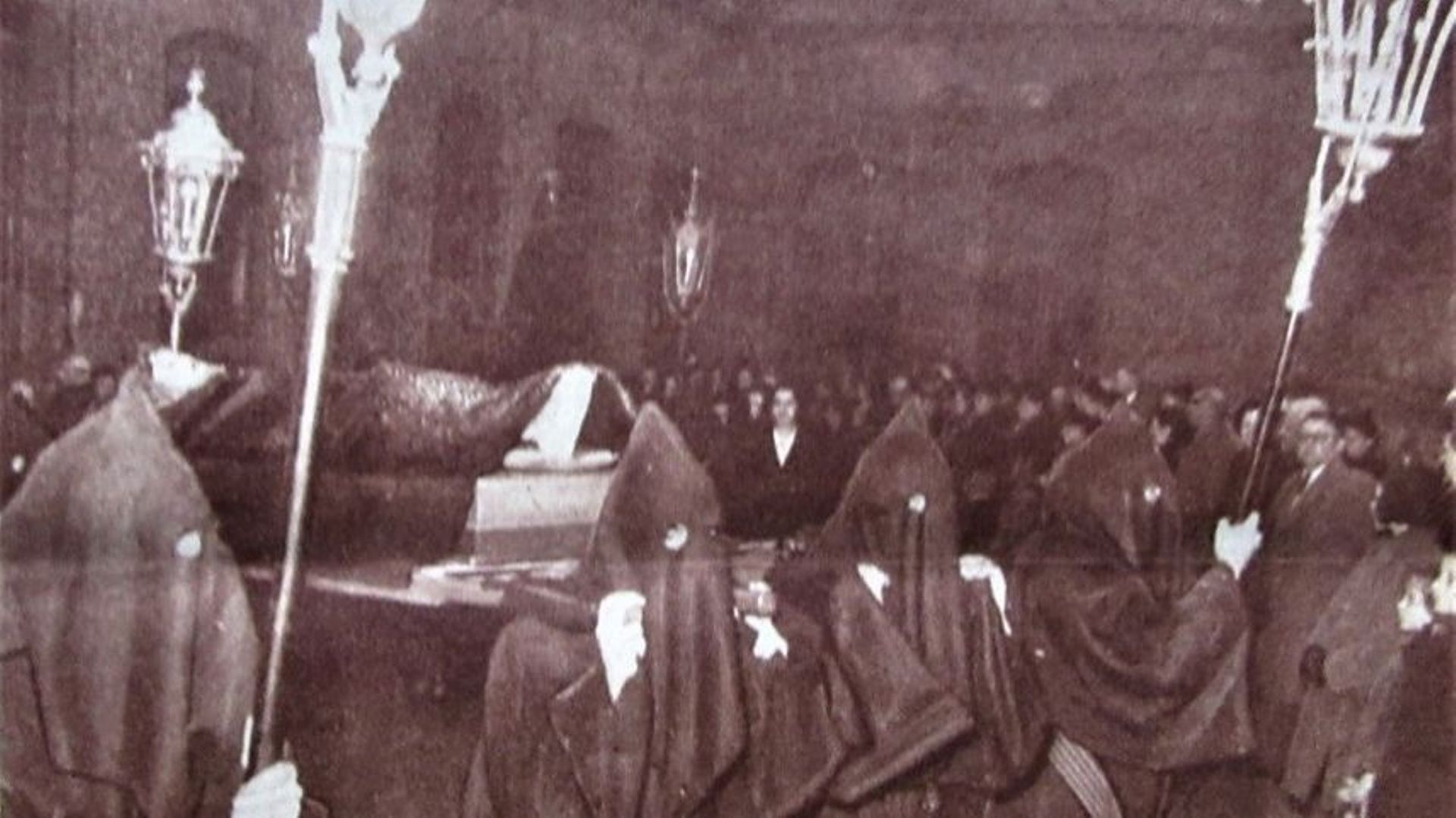 11 avril 1952 : la procession quitte la cour de l’église provisoire pour entamer son périple – Extrait du Patriote Illustré du 20 avril 1952
