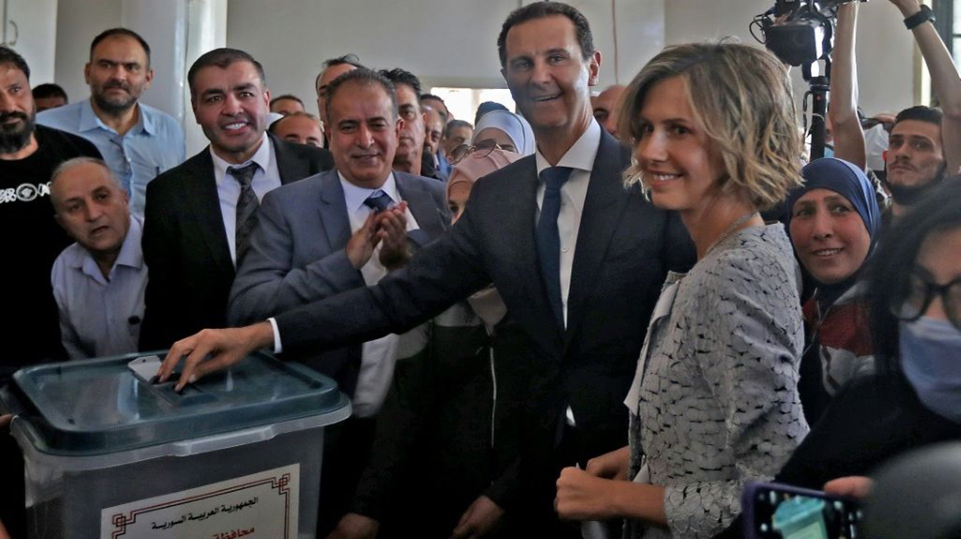 Le président syrien Bachar al-Assad (C) et sa femme Asmaa (D) votent à la présidentielle le 26 mai 2021 à Douma, ville de la Ghouta orientale, près de Damas