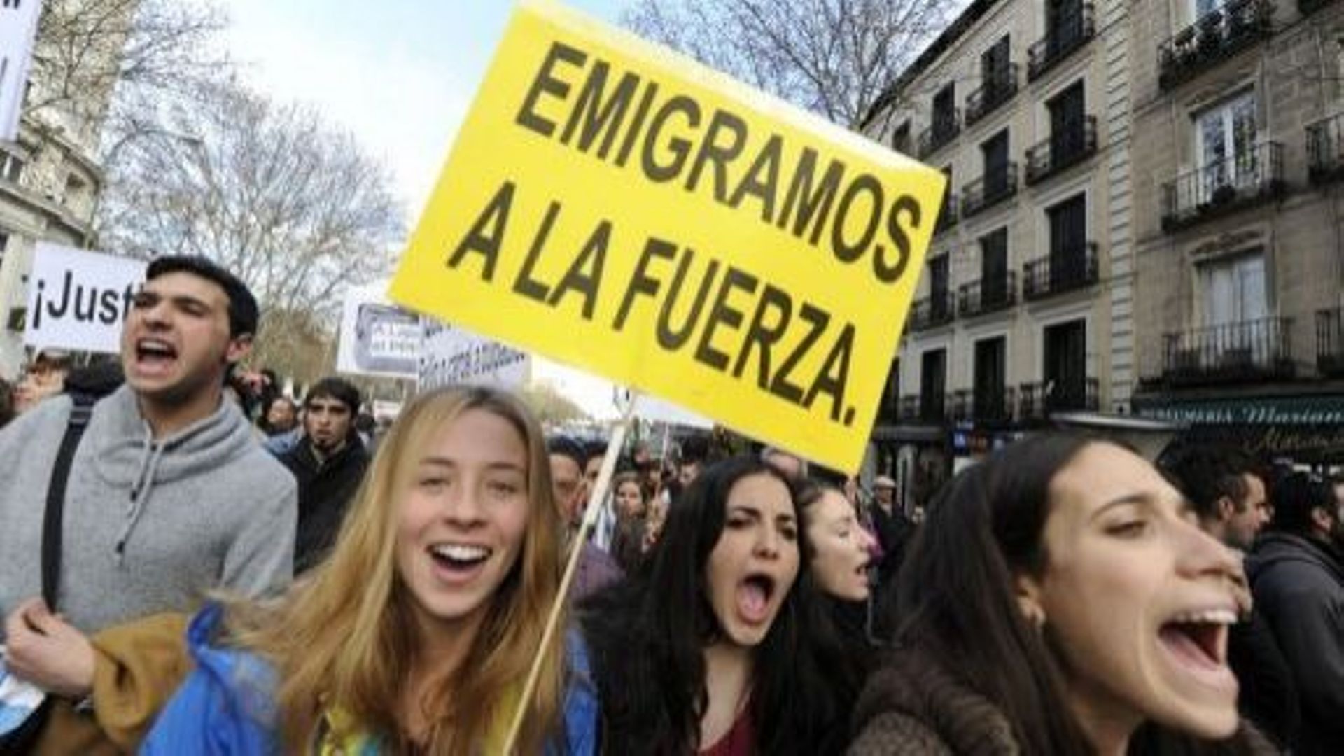 Espagne: des jeunes manifestent contre la crise qui les pousse à s'exiler