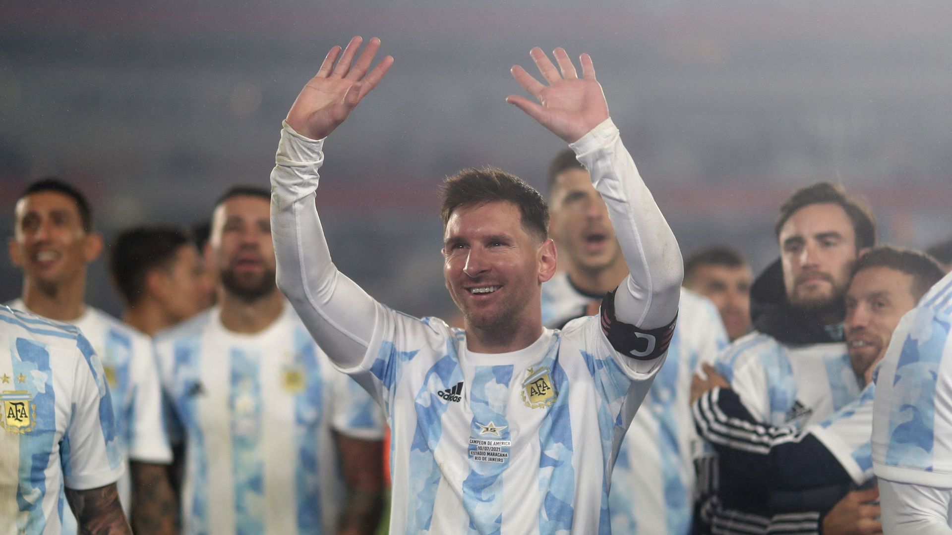 Lionel Messi ovationné par le public argentin après avoir battu le record de buts de Pelé en sélection sud-américaine.