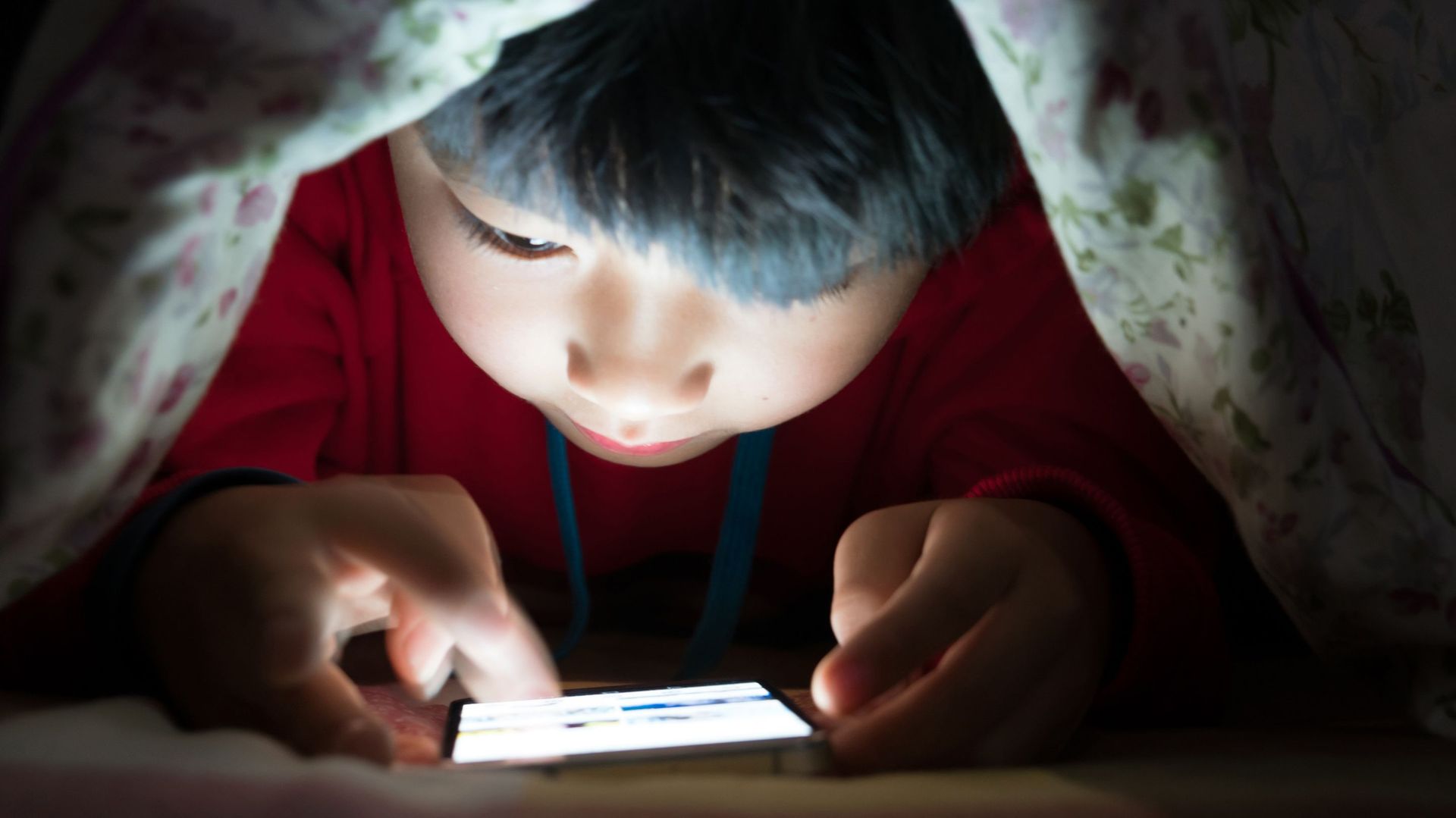 La réglementation en vigueur en Chine empêche officiellement les moins de 18 ans de jouer à des jeux vidéo en ligne entre 22h et 8h. Une mesure qui vise à réduire l’addiction et les problèmes de vision chez les plus jeunes.
