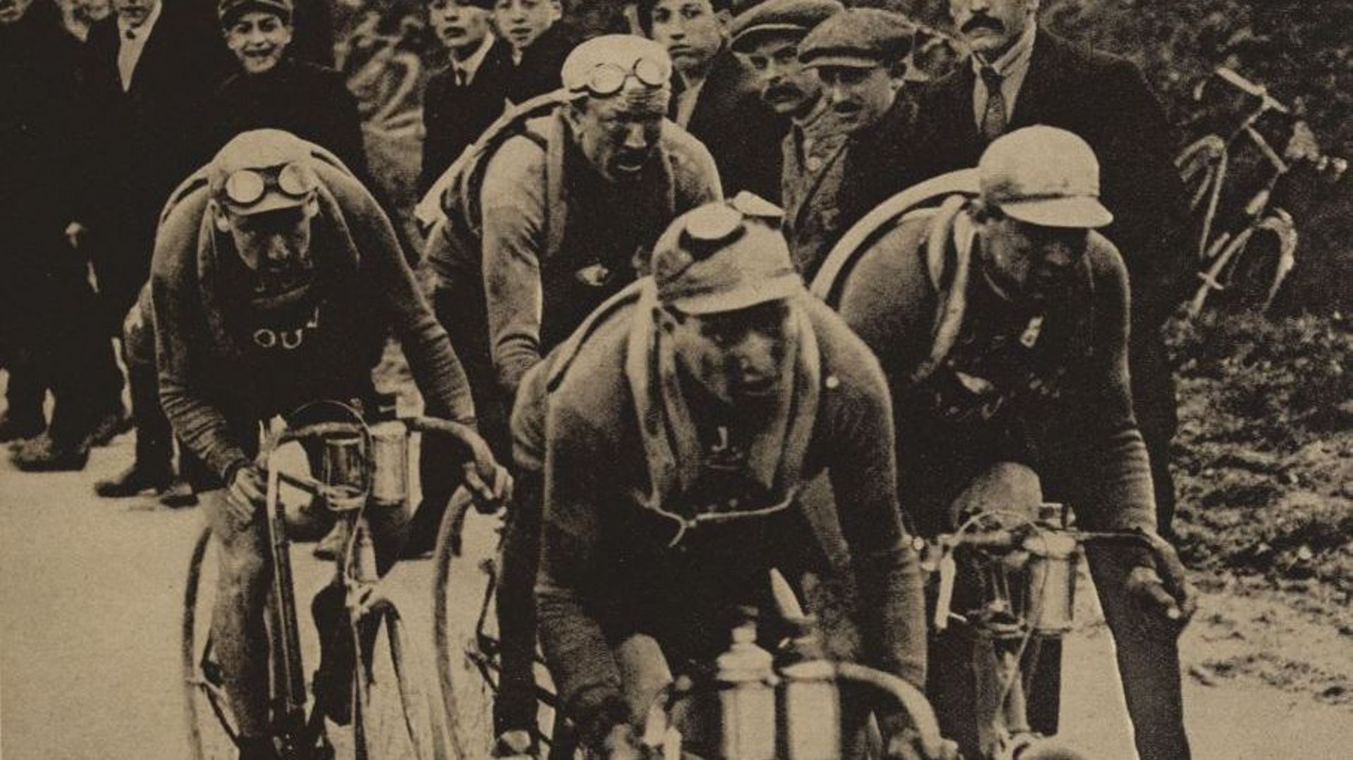 Le quatuor dans la Côte de Doullens. De gauche à droite : Henri Pélissier, Albert Dejonghe, Charles Lacquehay et Jean Brunier –