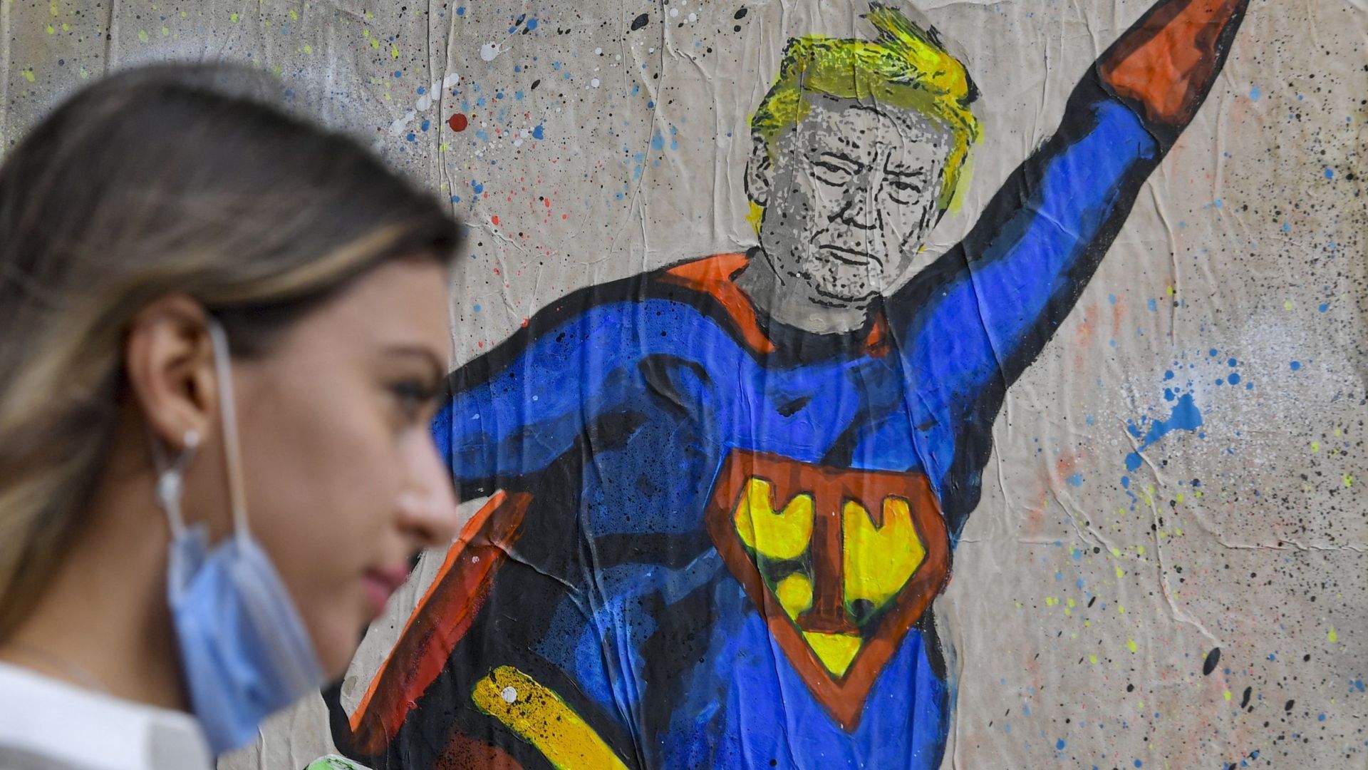 Dessin de Donald Trump habillé en Superman dans une rue de Barcelone, en octobre 2020
