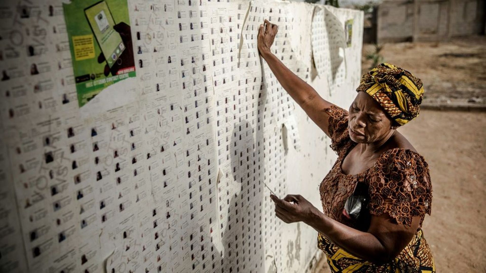 Une électrice nigériane vérifie les listes électorales devant un bureau de vote à Yola, au Nigeria, le 16 février 2019