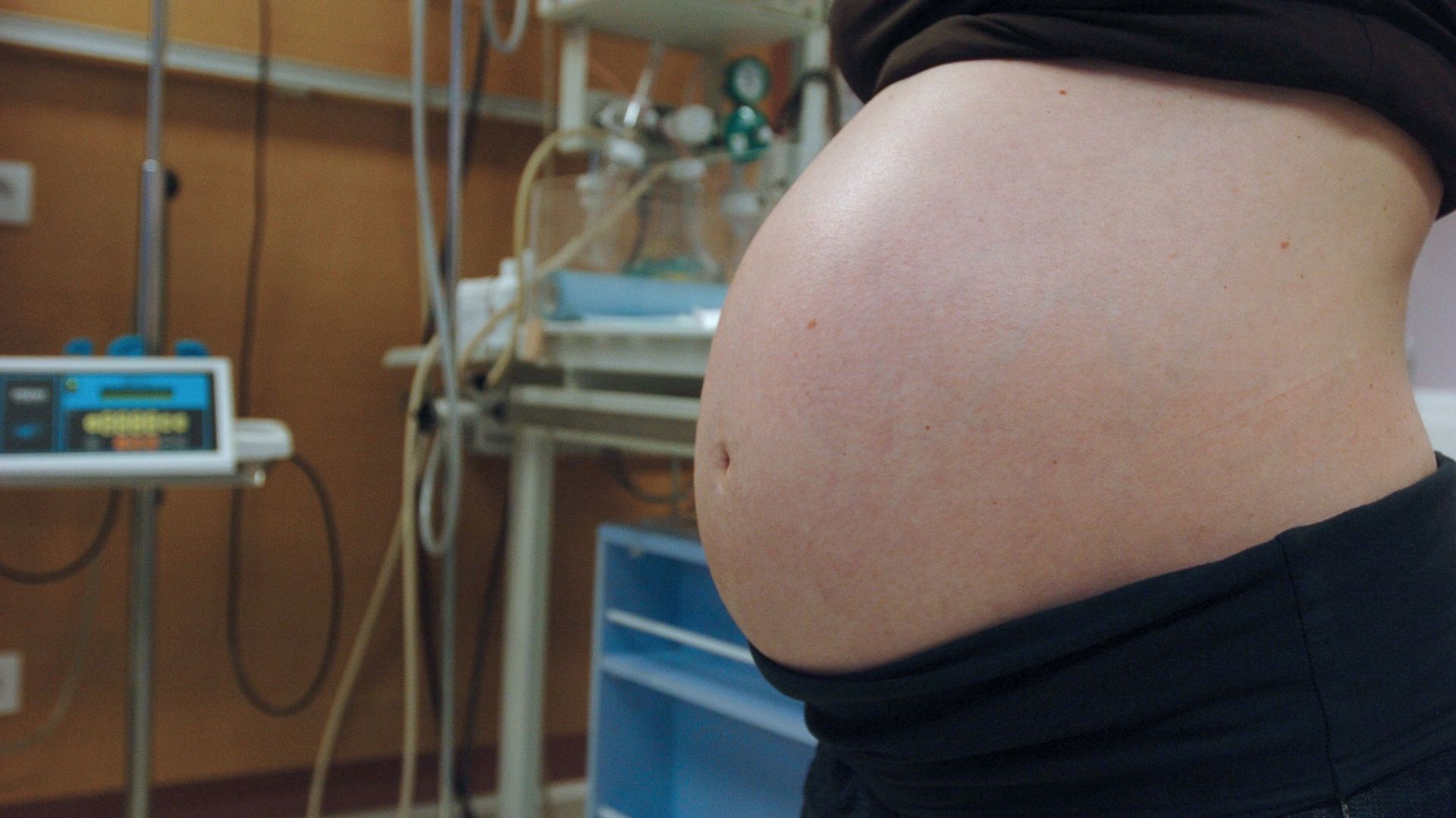 Femme enceinte à la maternité associative à but non lucratif à Paris.