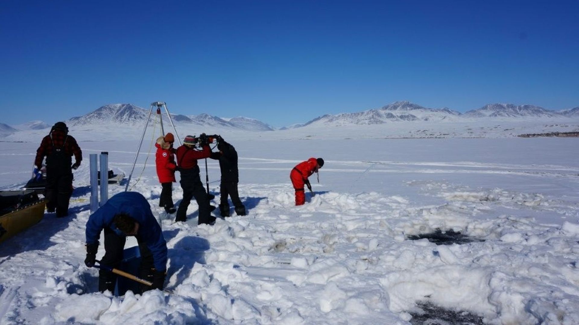 Des chercheurs forent des trous dans la glace pour recueillir des sédiments dans le lac Hazen, dans le territoire du Nunavut dans le Grand Nord canadien.