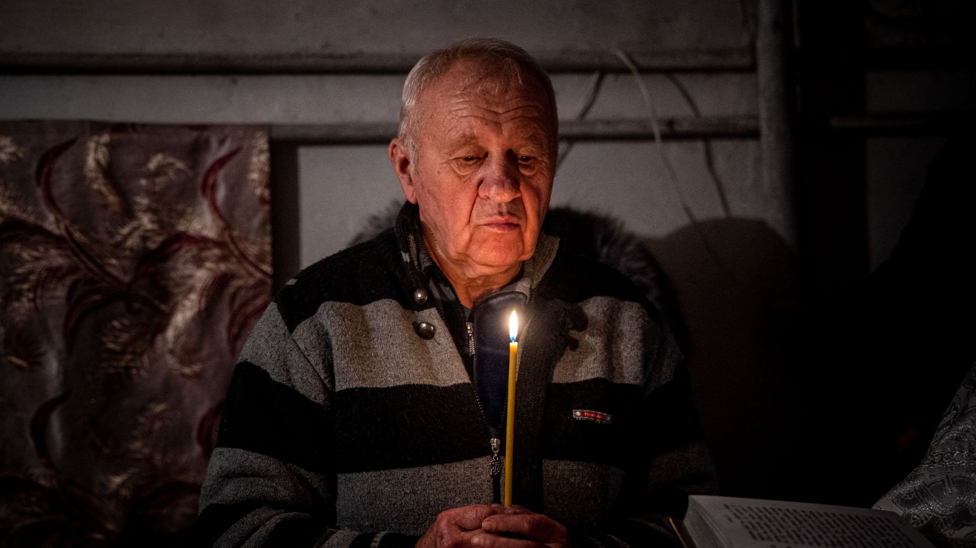 Alors que l’artillerie résonnait à l’extérieur et que des avions de chasse volaient au-dessus de leurs têtes, les chrétiens orthodoxes d’une ville meurtrie de l’est de l’Ukraine ont tenu un service de Noël dans un abri en sous-sol le 7 janvier, jurant de 