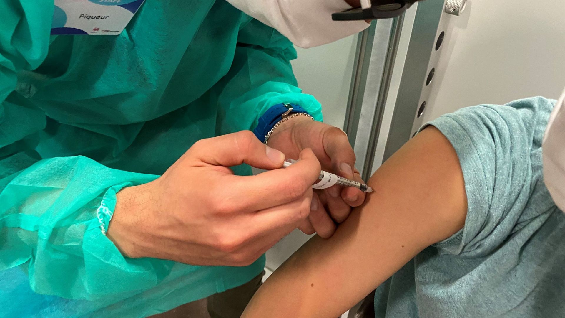 Une cinquantaine d’élèves de l'institut Saint-Louis se sont fait vaccinés dans le cadre d"une opération organisée par leur école en collaboration avec le centre de vaccination de l'UNamur. 
