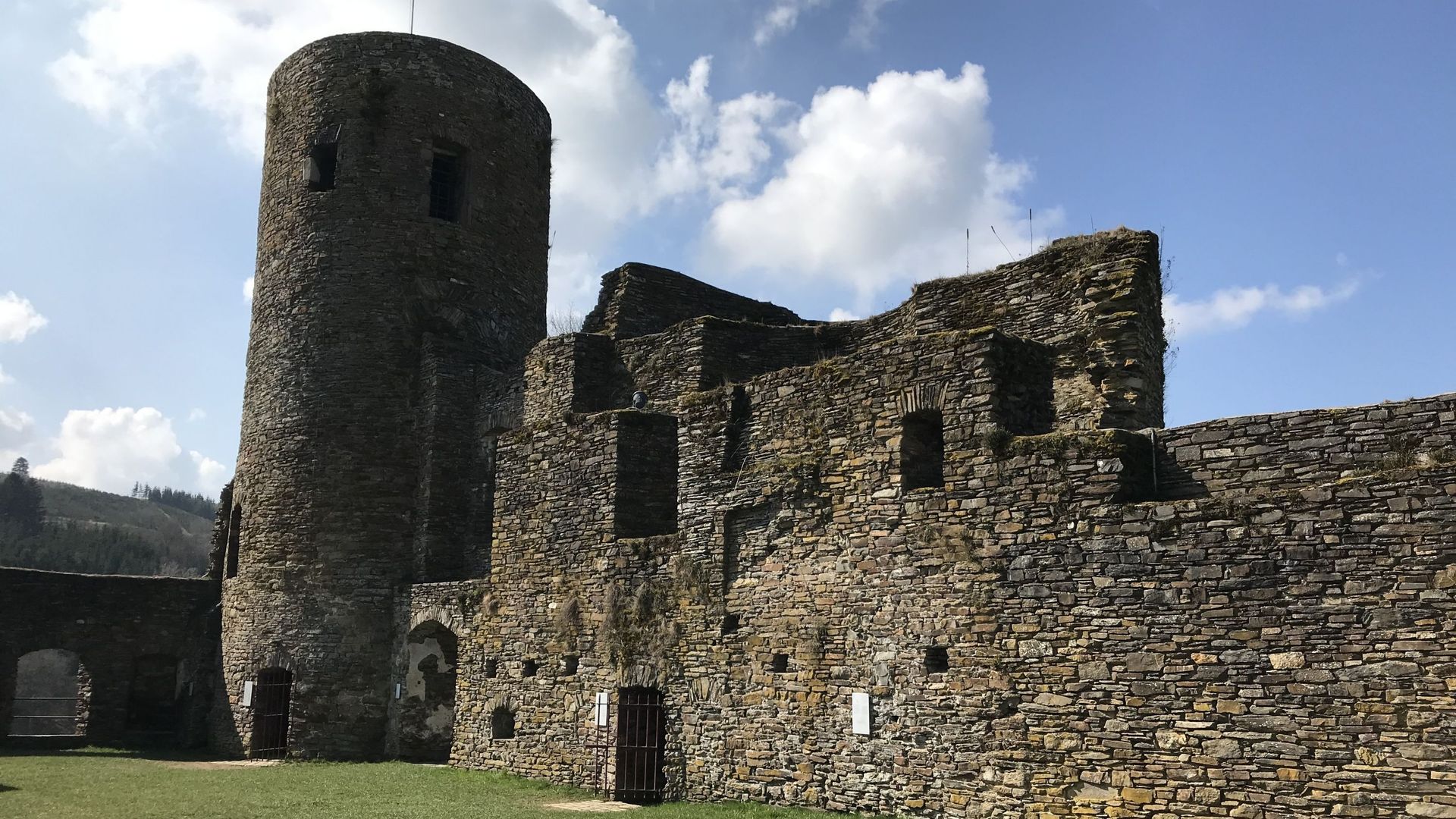 Les ruines du château de Reuland