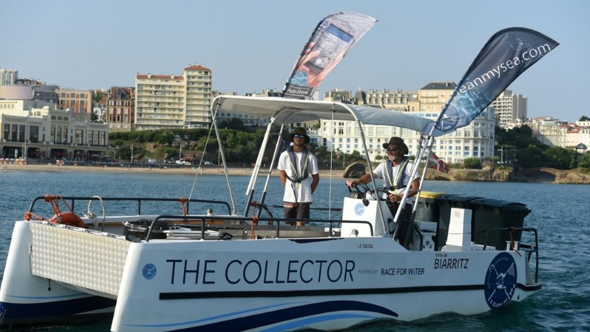 À Biarritz, un bateau à l'œuvre pour ramasser les déchets plastiques flottants.