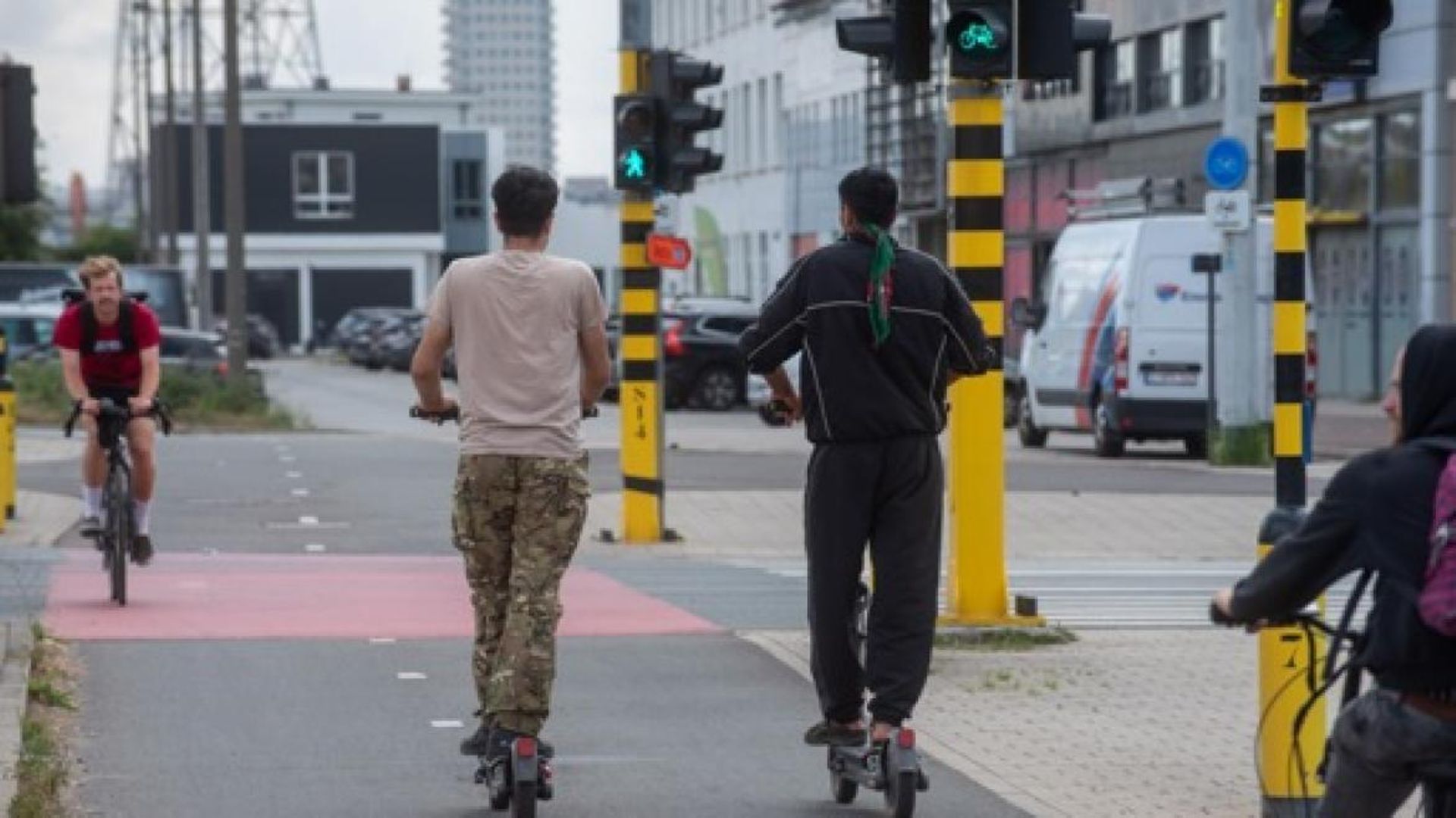 Vooruit veut réduire la vitesse maximale des trottinettes électriques de 25 à 20 km/h et rendre le port du casque obligatoire
