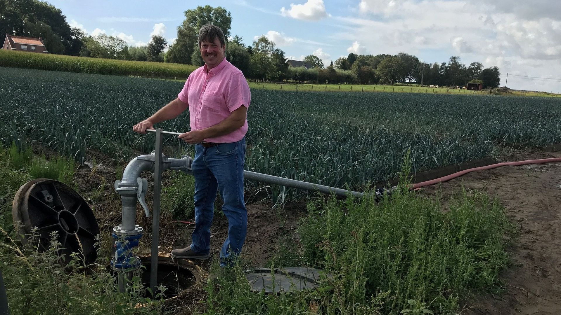 Rik Delameilleure a formé une coopérative avec 49 autres agriculteurs pour financer les canalisations et robinets qui acheminent l’eau épurée jusqu’aux champs.