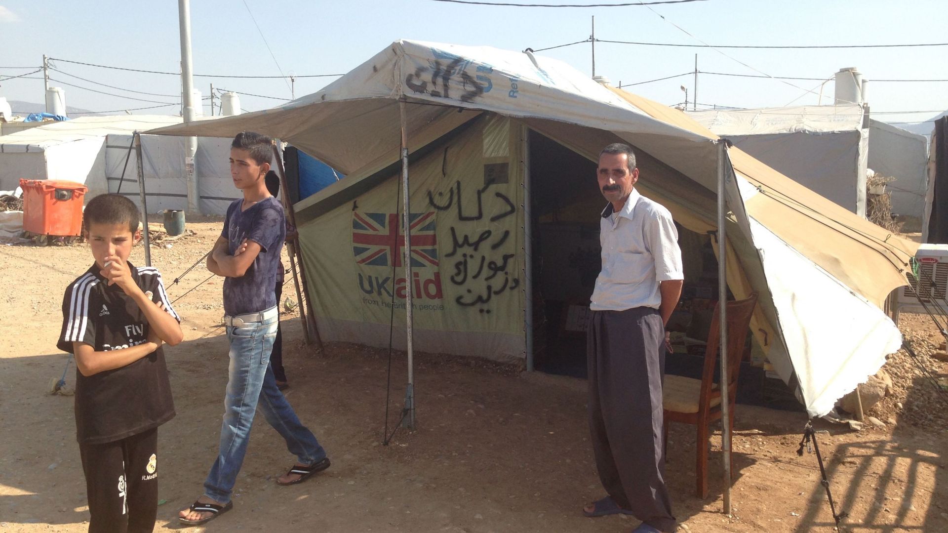 Un réfugié yezidie crée son épicerie dans le camp de Dawudiya, dans la région de Dohuk