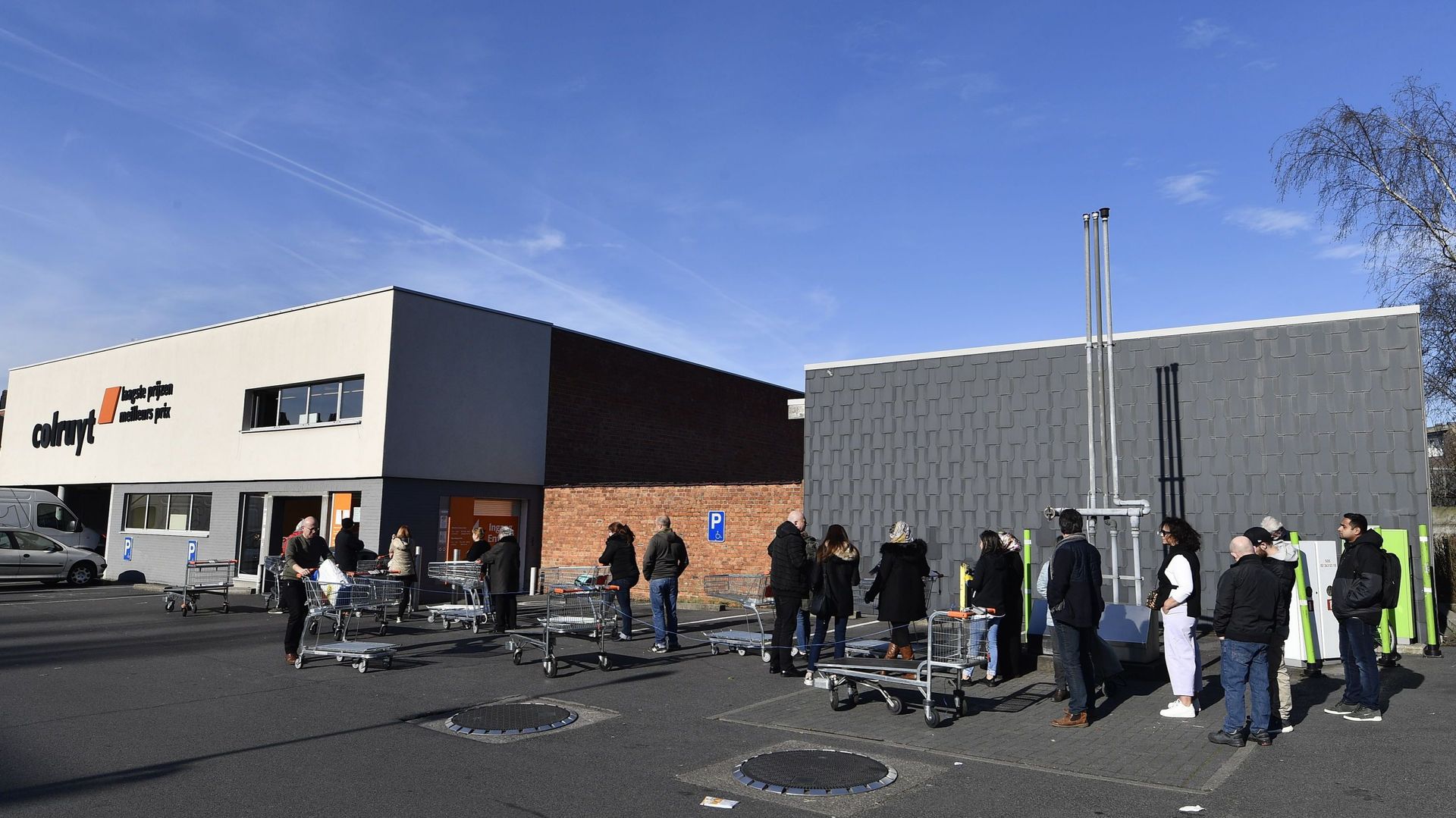 Une file d’attente pour entrer dans un supermarché Colruyt à Evere, le mardi 17 mars 2020 pendant le confinement pour limiter la propagation du Covid-19.