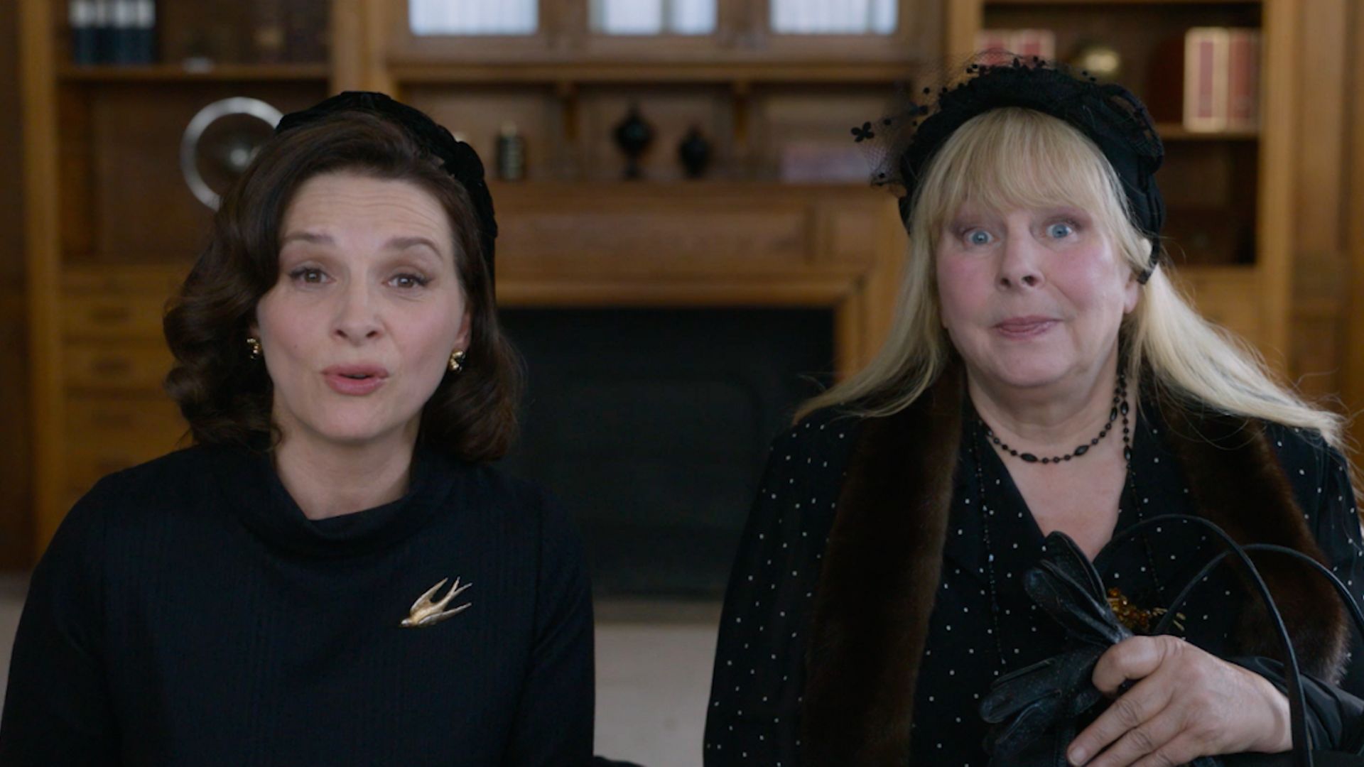 Juliette Binoche (57 ans) et Yolande Moreau (68 ans) dans "La bonne épouse" en 2020.