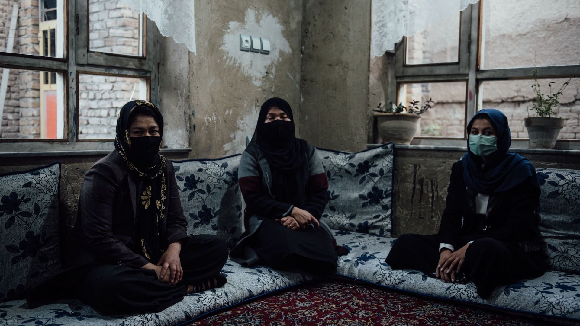 De gauche droite, Fazila, 35 ans, Maryam, 34 ans, et Zainab, 27 ans, prennent le risque de donner des cours des jeunes filles du secondaire Kaboul.