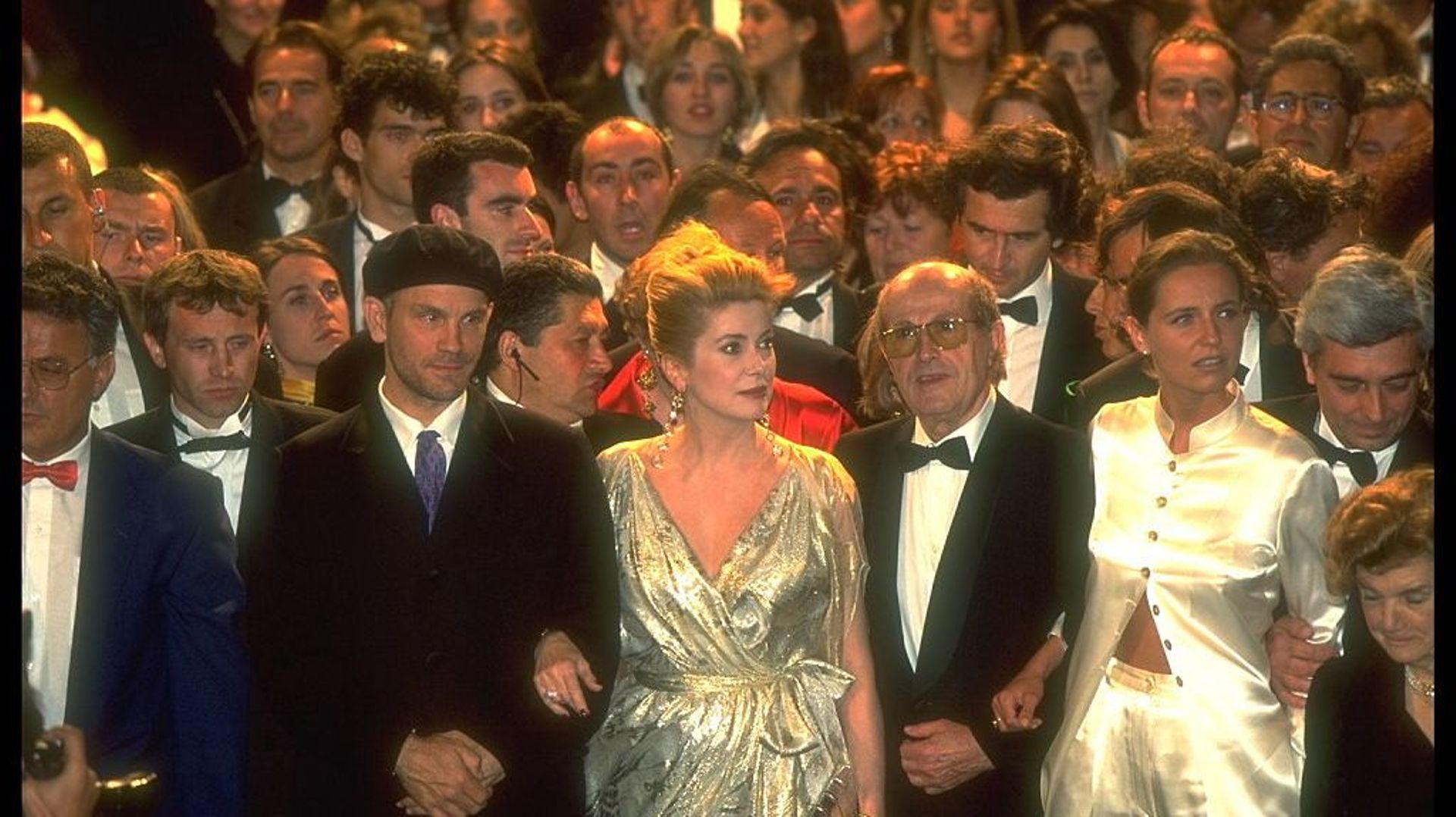 L'équipe du film "Le Couvent", en 1995 à Cannes. John Malkovich et Catherine Deneuve sont accompagnés du réalisateur portugais Manoel de Oliveira.