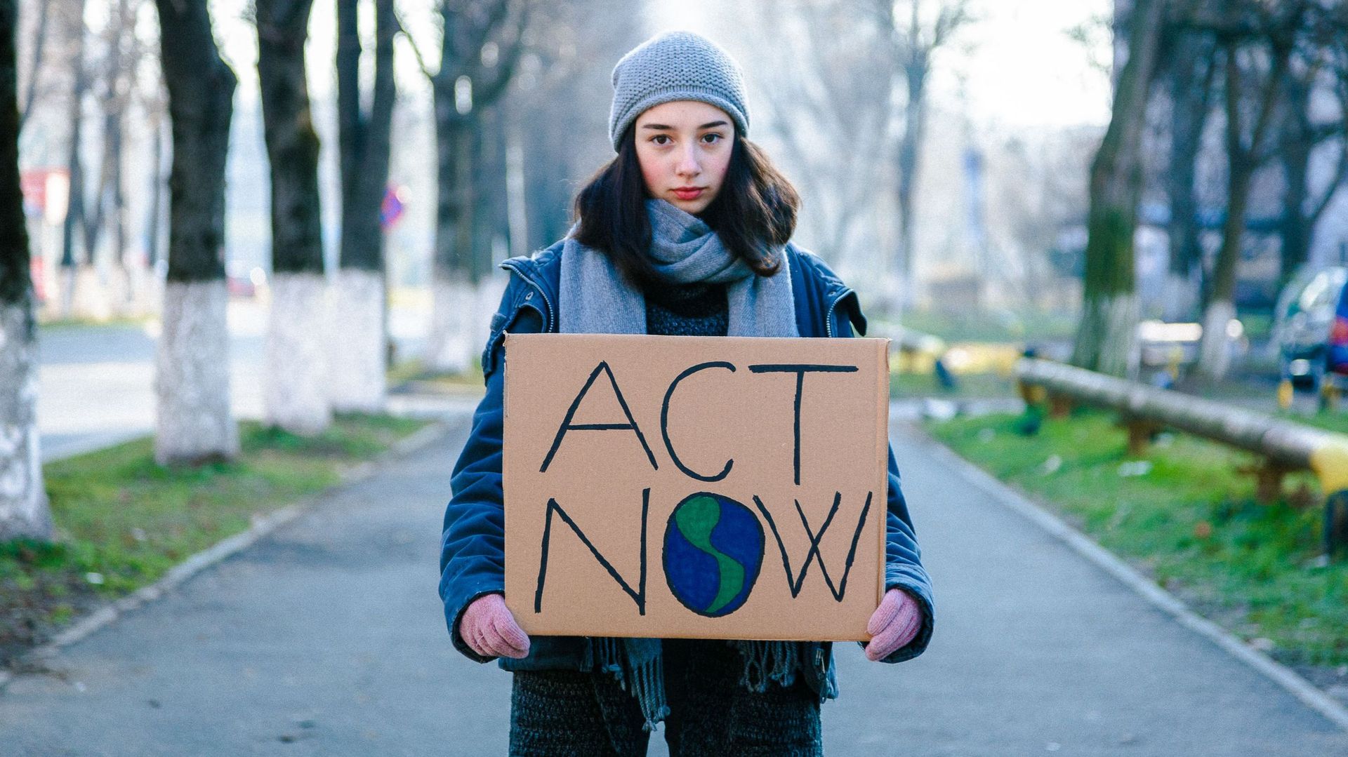 Un jeune activiste tient une pancarte pour protester contre le changement climatique. Image d’illustration.