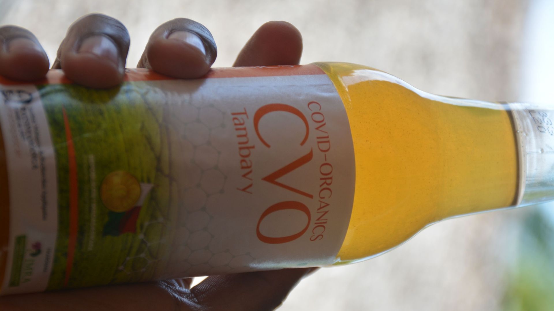 Les bouteilles de Covid-Organics commercialisées en format 33 cl depuis le 20 avril à Madagascar. 