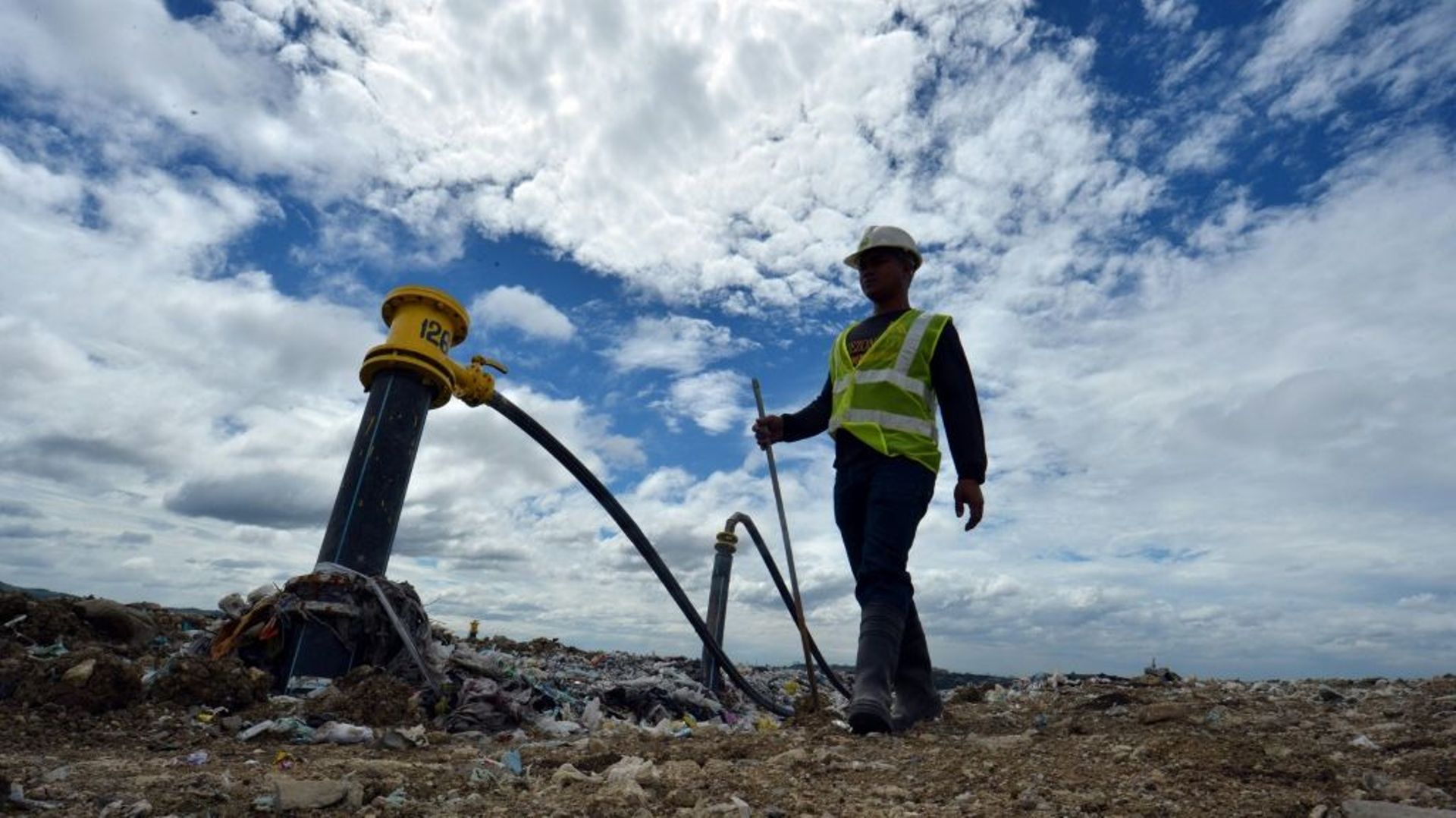 Un homme contrôle les émissions de méthane provenant d'activités agricoles le 21 février 2013 dans le village de Payatas dans la banlieue de Manille.