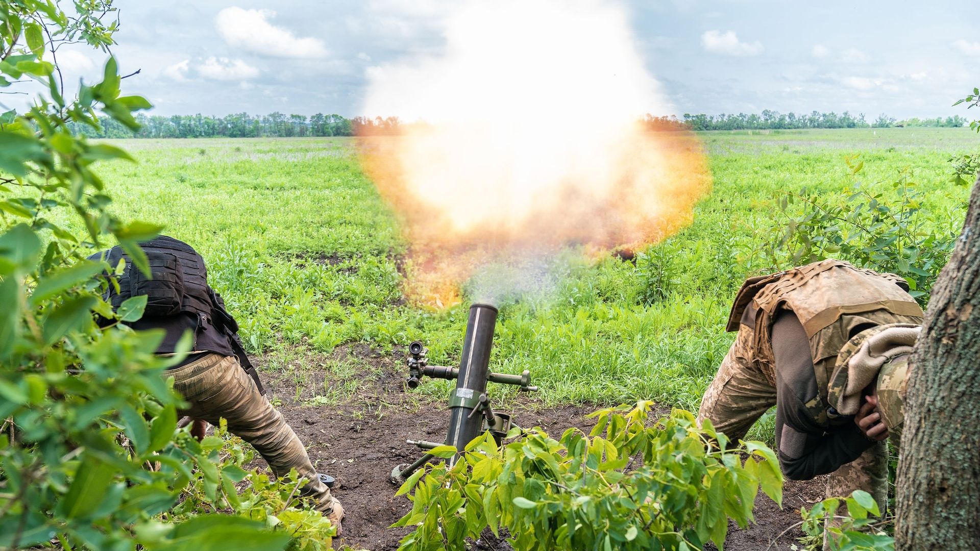 Des membres des forces armées ukrainiennes tirent un obus dans un lieu non divulgué près de Bahkmout, dans la région de Donetsk, en Ukraine, le 30 mai 2023.