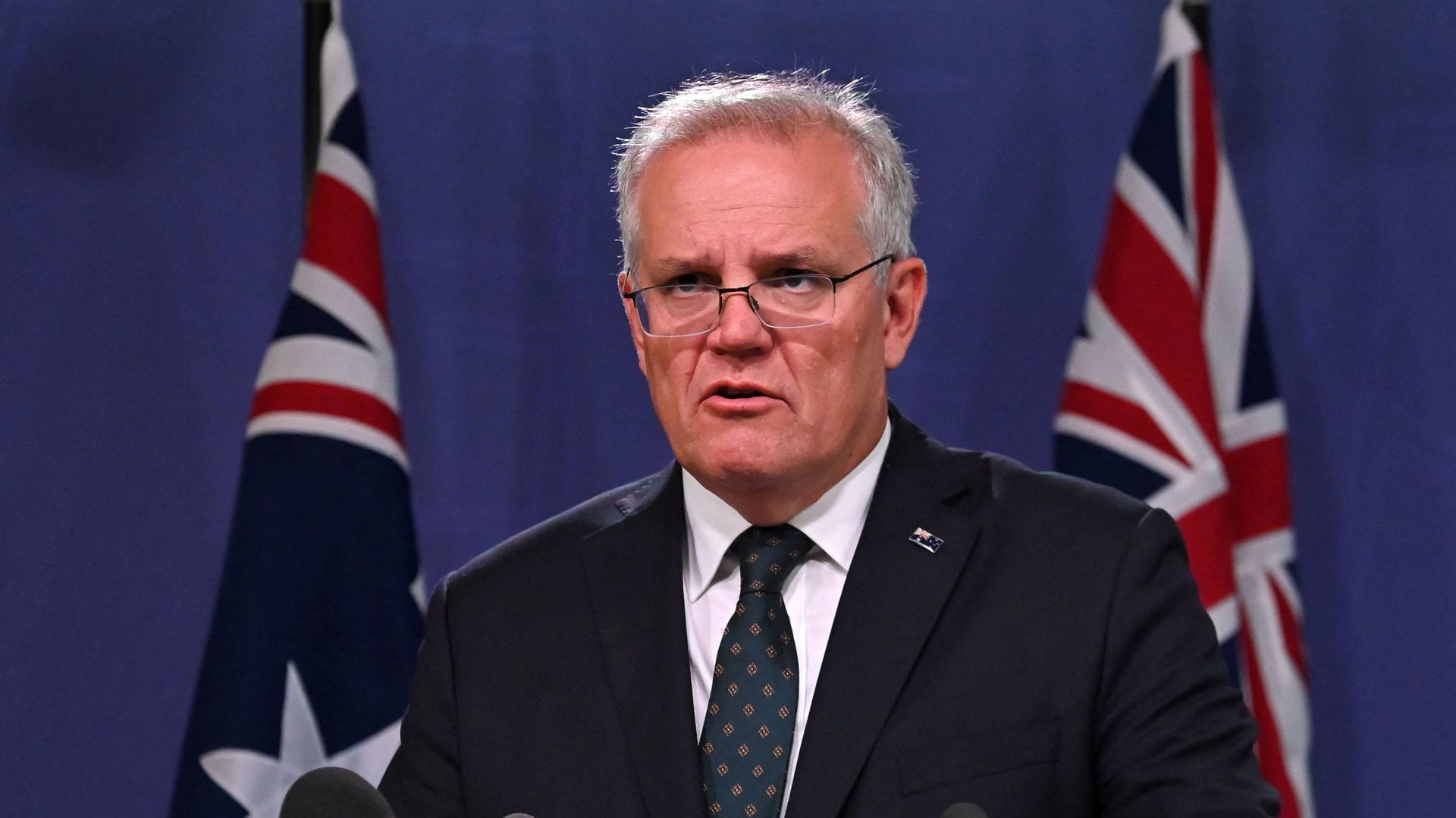 Le Premier ministre australien, Scott Morrison annonce des sanctions à l'encontre de hauts responsables russes suite à l'invasion de l'est de l'Ukraine, lors d'une conférence de presse à Sydney le 23 février 2022.