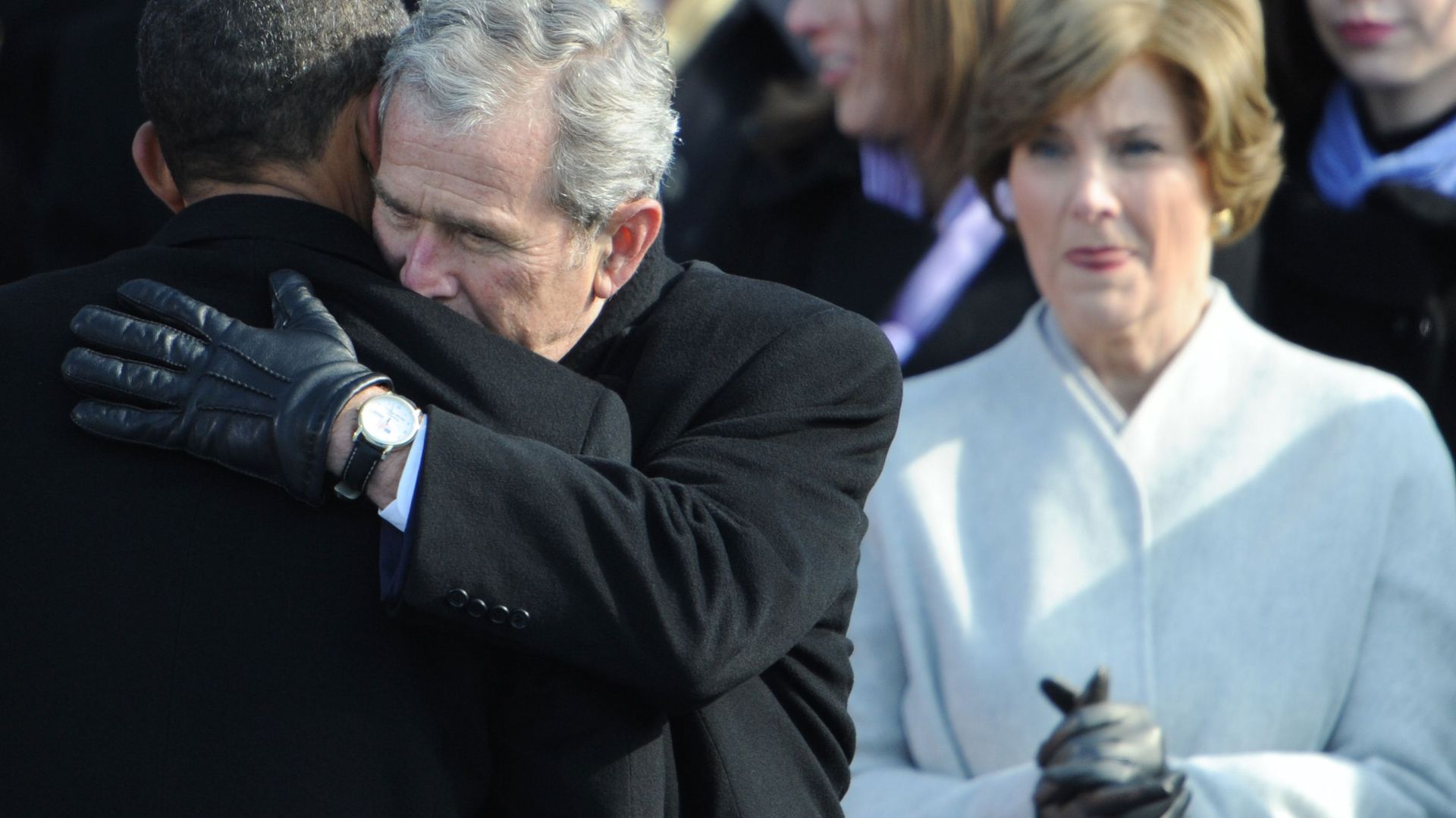 Barack Obama, George W. Bush et Laura Bush (à l'arrière-plan)