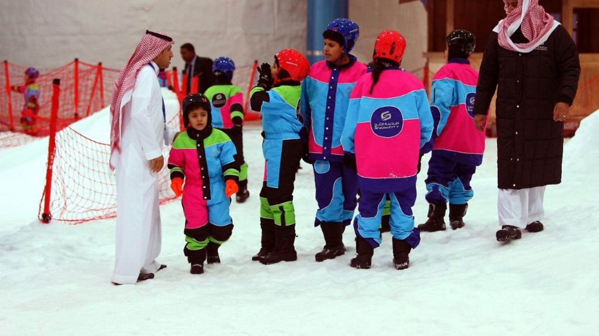 Des Saoudiens s'adonnent aux joies des jeux de neige, dans le parc à neige (Snow City) de Ryad, le 20 juillet 2016