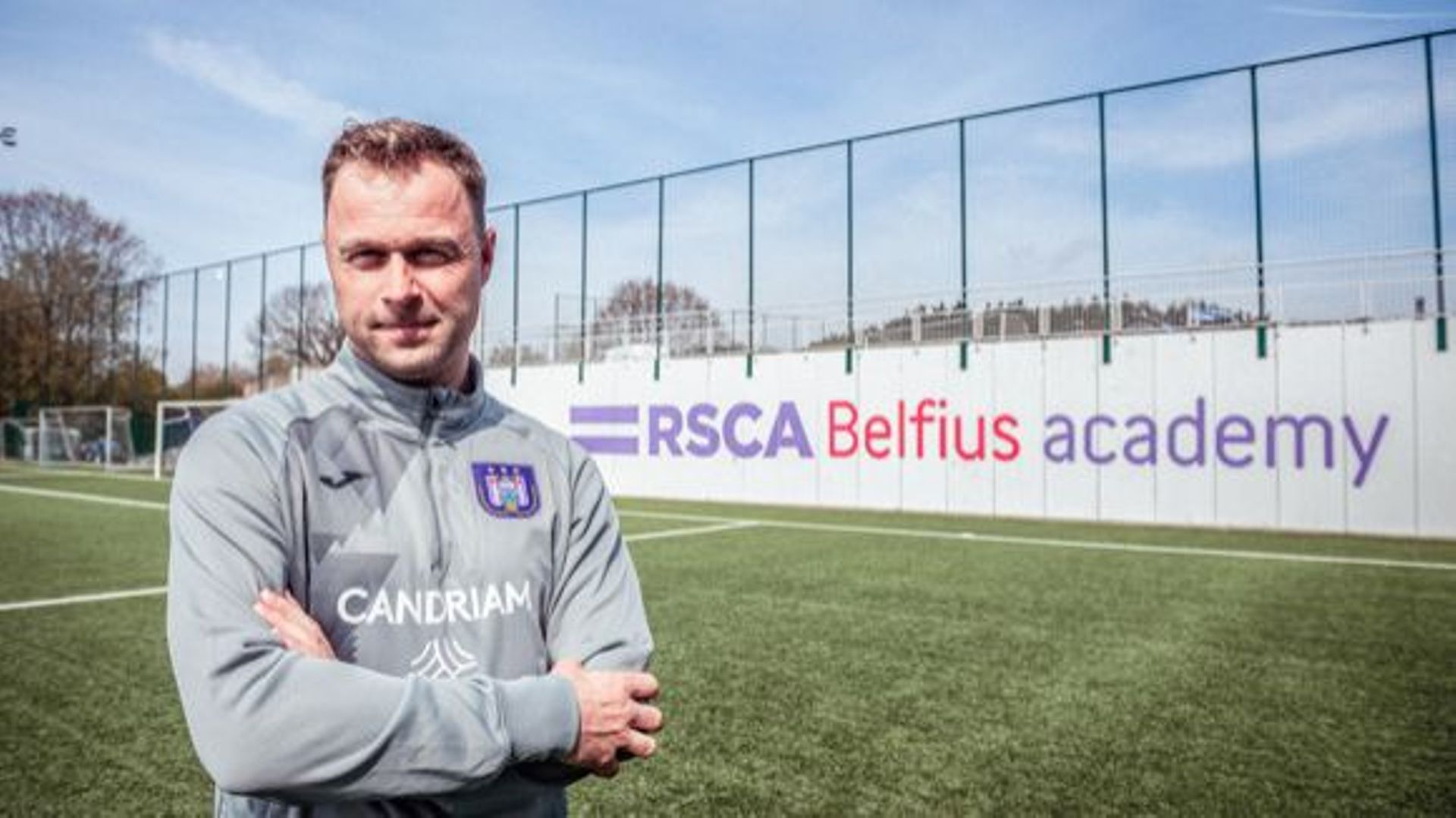 Le Néerlandais Robin Veldman entraînera les espoirs (U21) du RSC Anderlecht la saison prochaine, a annoncé le club bruxellois lundi.