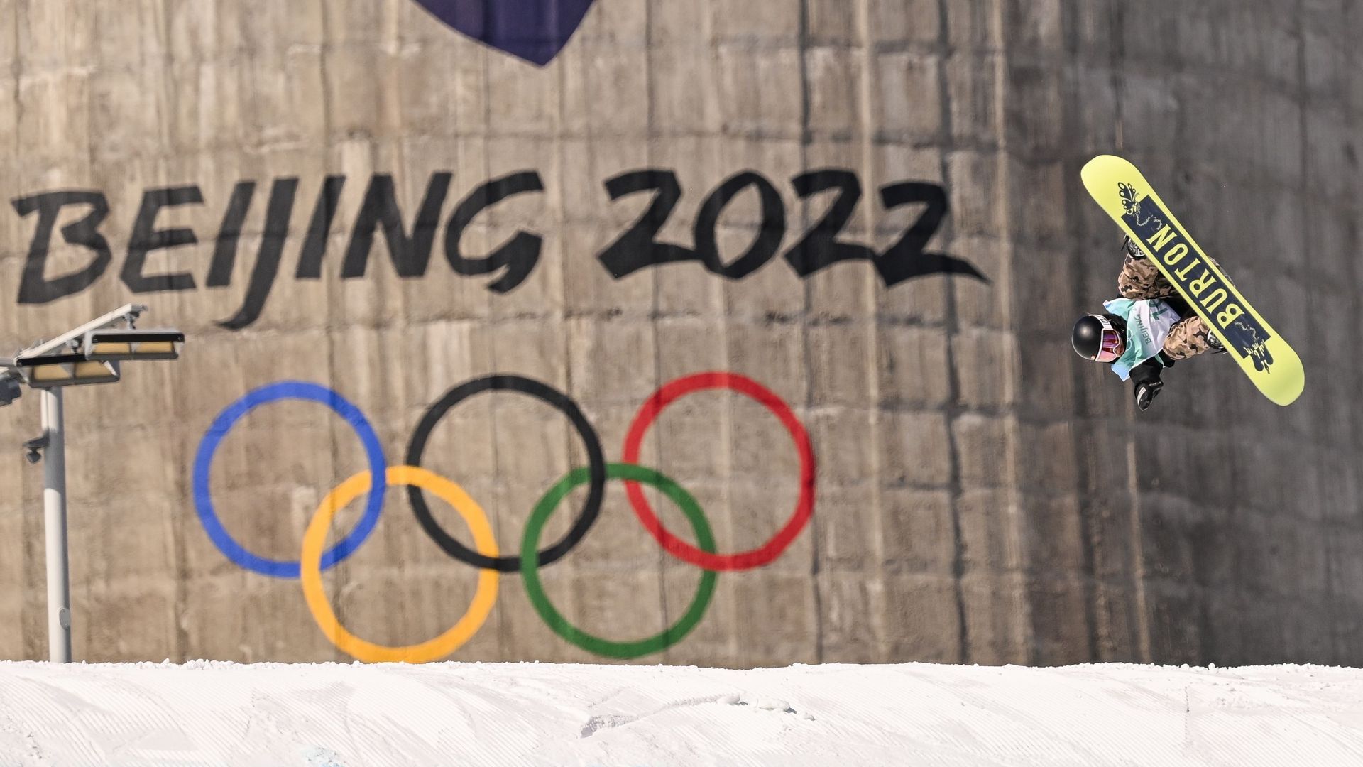 Evy Poppe s'envole dans le paysage industriel du site de Big Air aux Jeux olympiques d'hier à Pékin. La snowboardeuse belge termine 24e et n'accède pas à la finale. 
