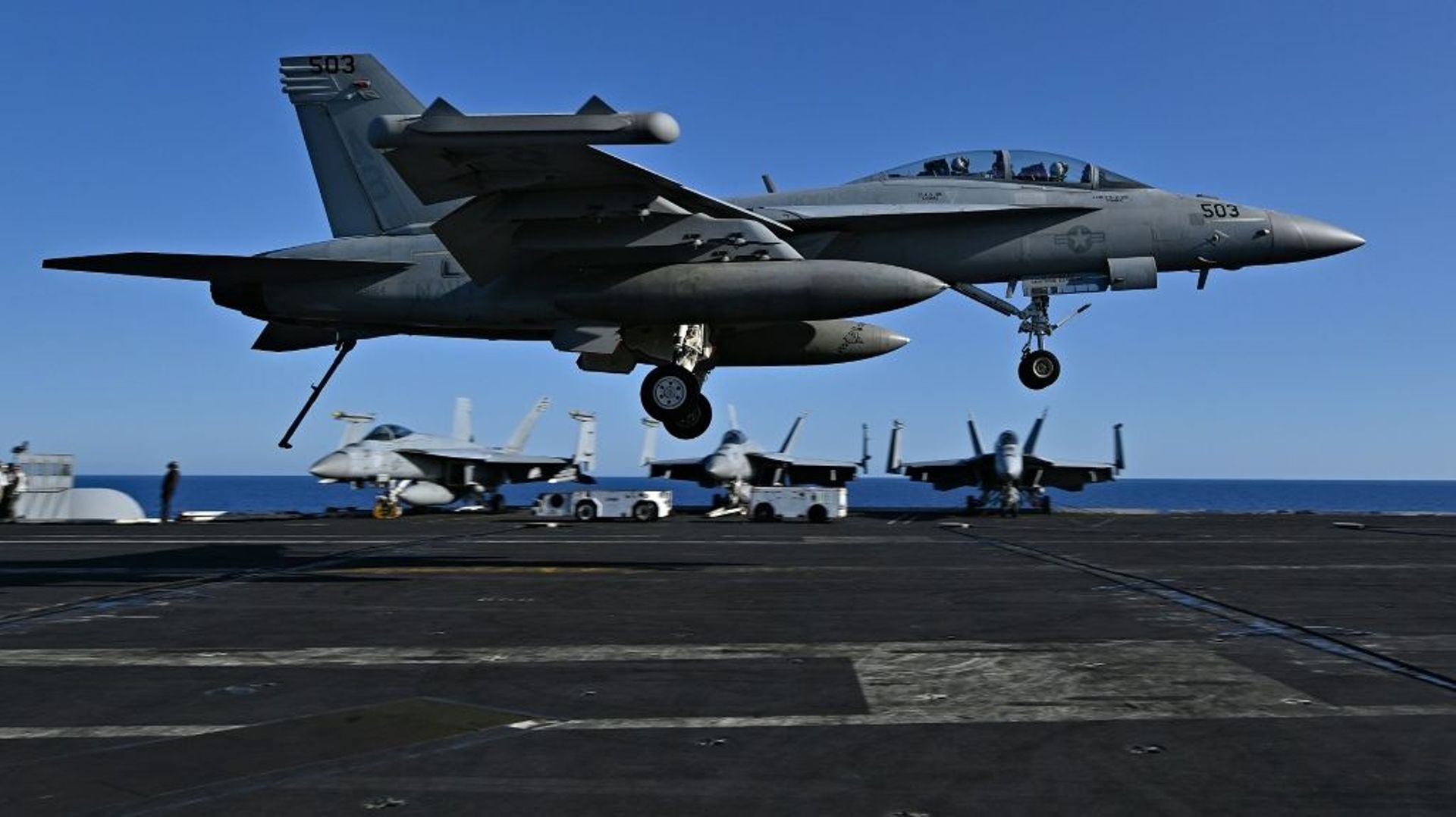 Un avion de combat F/A-18 Hornet atterrit sur le pont du porte-avions américain USS Harry S. Truman pendant des manœuvres de l’Otan en Méterranée orientale, le 23 mai 2022