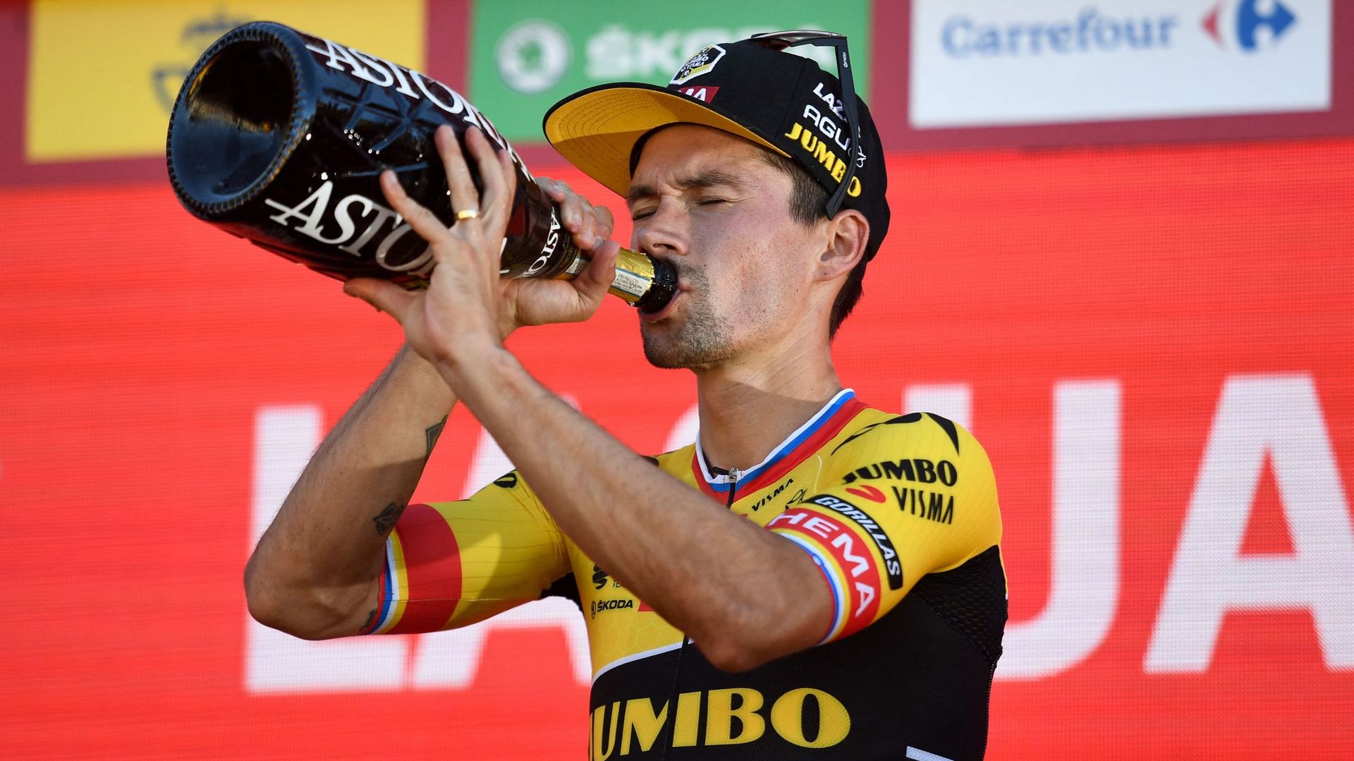 Primoz Roglic sur le podium après la 4e étape de la Vuelta.
