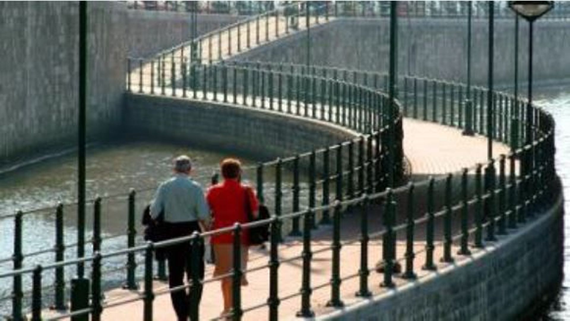 Un aménagement tel que celui qui existe pour le ravel devant l'aquarium de Liège pourrait s'implanter sous les ponts des Arches et Kennedy