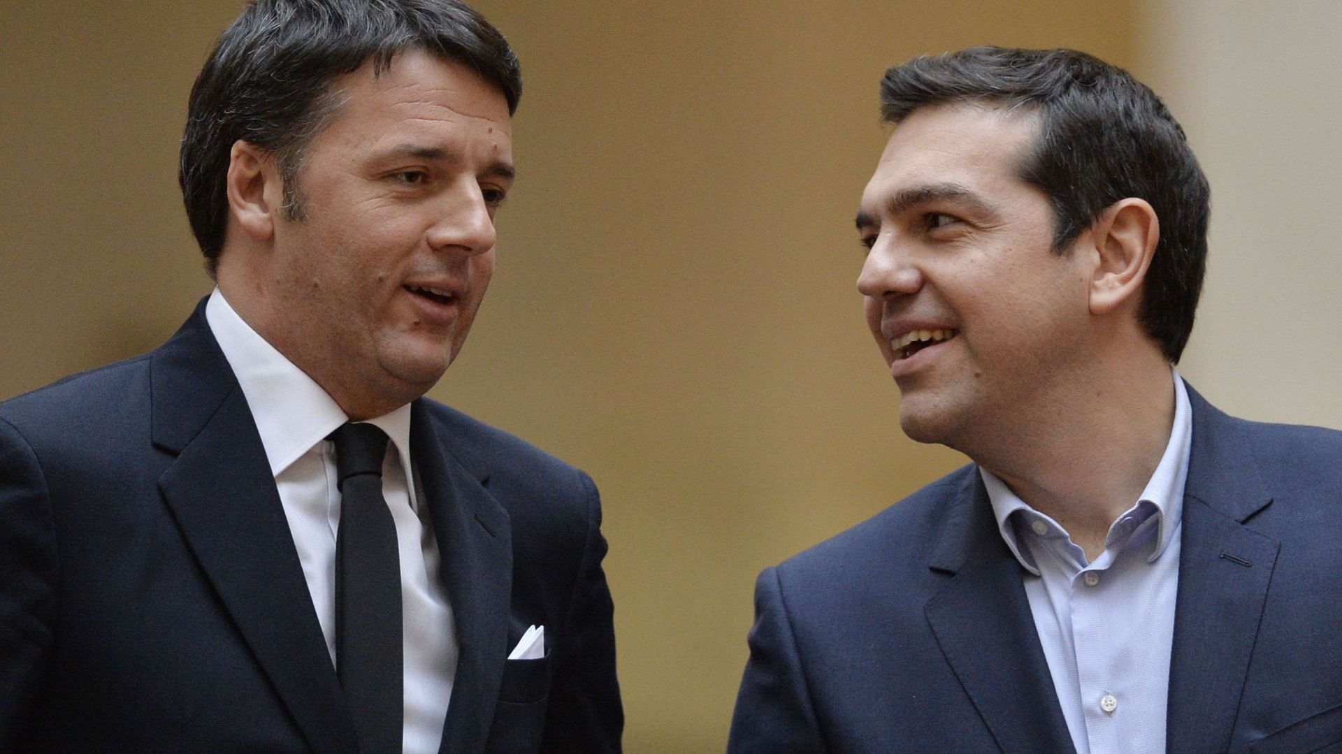 renzi-offre-une-cravate-italienne-a-tsipras-prevision-de-sortie-de-crise