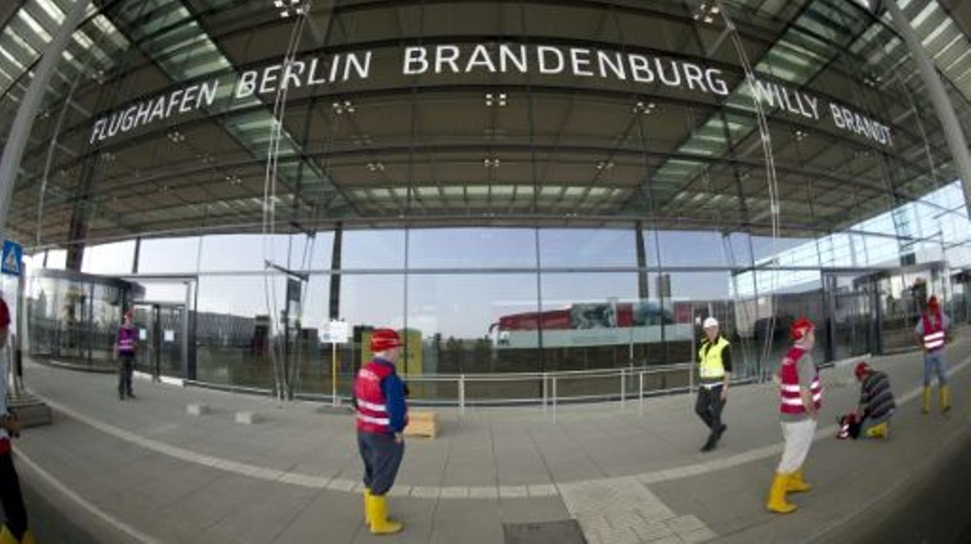 Siemens, Bosch et la filiale de Deutsche Telekom T-Systems sont soupçonnés d'avoir surfacturé des prestations à la compagnie qui construit l'aéroport de Berlin_brandebourg, situé à la périphérie de la capitale allemande