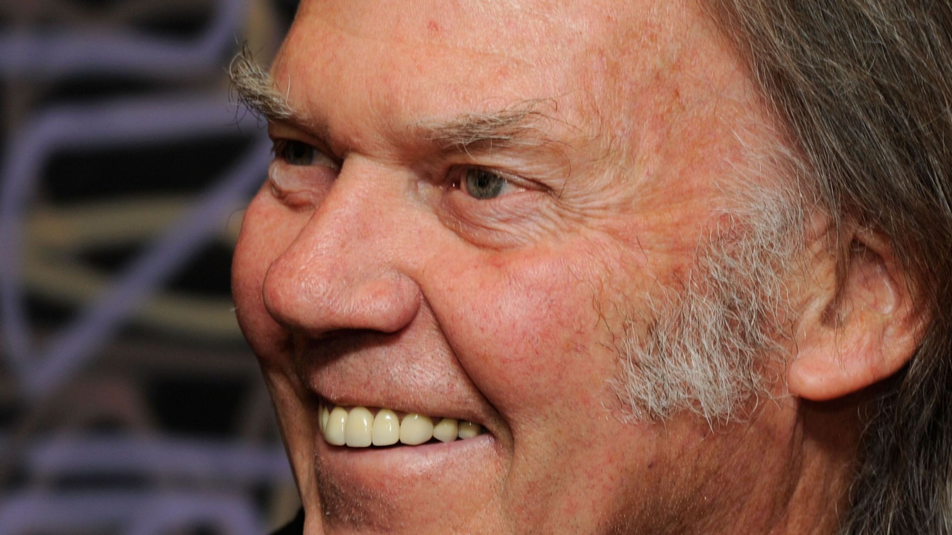 Neil Young retire les connexions via Facebook et Google de son site web