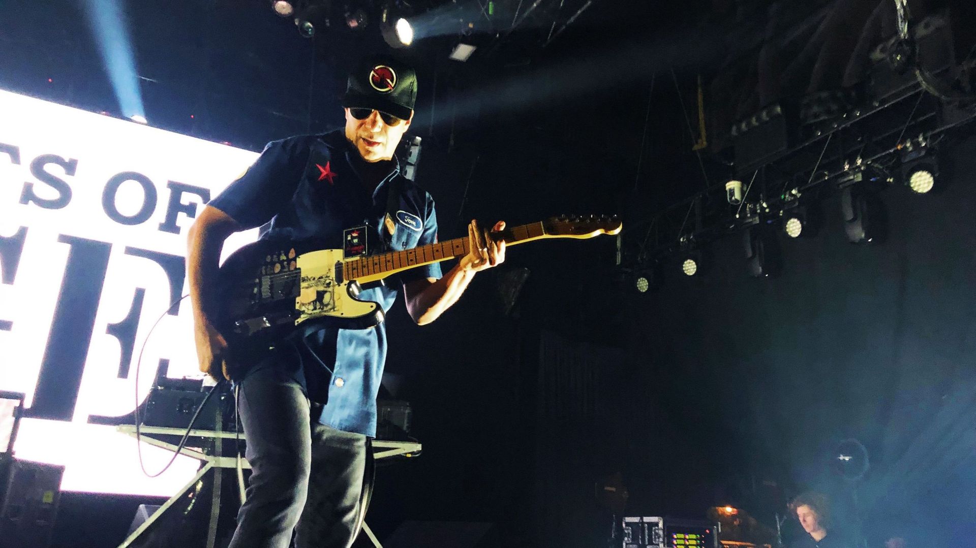 Tom Morello rattache sa guitare alors qu’il se produit avec Tim Commerford, Brad Wilk, B-Real, Chuck D et DJ Lord dans Prophets of Rage au Mayan Theater le 11 septembre 2019 dans le centre de Los Angeles.