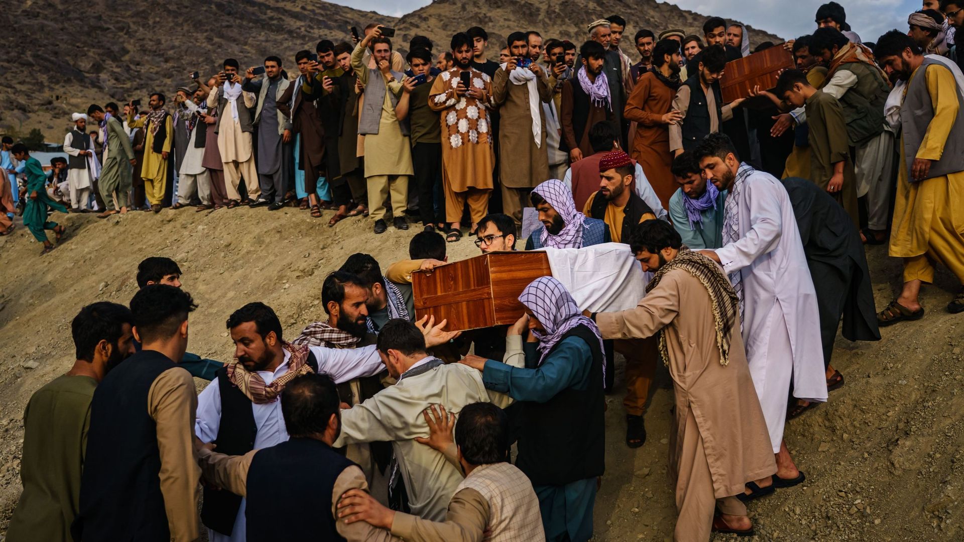 Funérailles collectives pour les membres d'une famille qui aurait été tuée dans une frappe de drone américaine, à Kaboul, en Afghanistan, lundi 30 août 2021. 