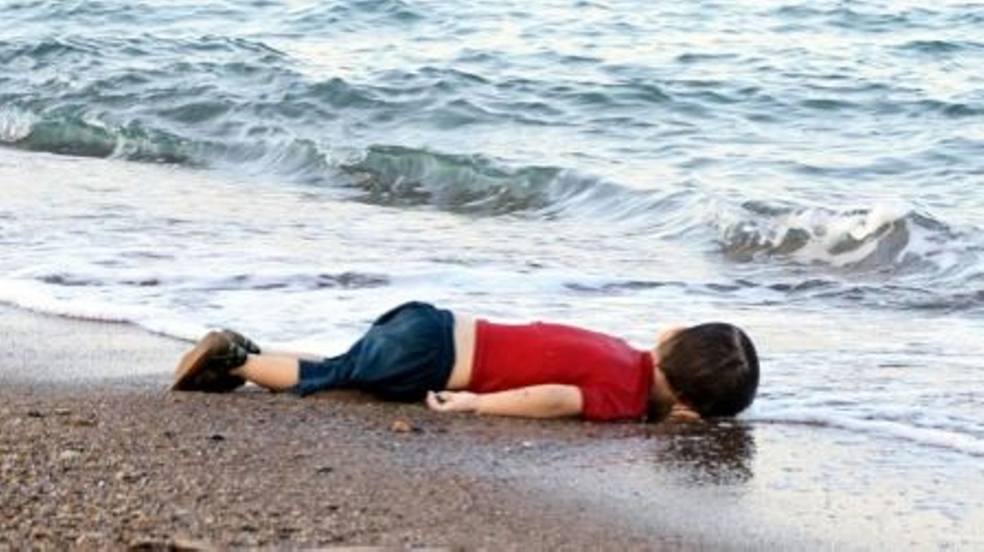 Le corps d'un enfant migrant mort noyé, sur une plage de Bodrum, au sud de la Turquie, après le naufrage d'un bateau transportant des réfugiés, le 2 septembre 2015