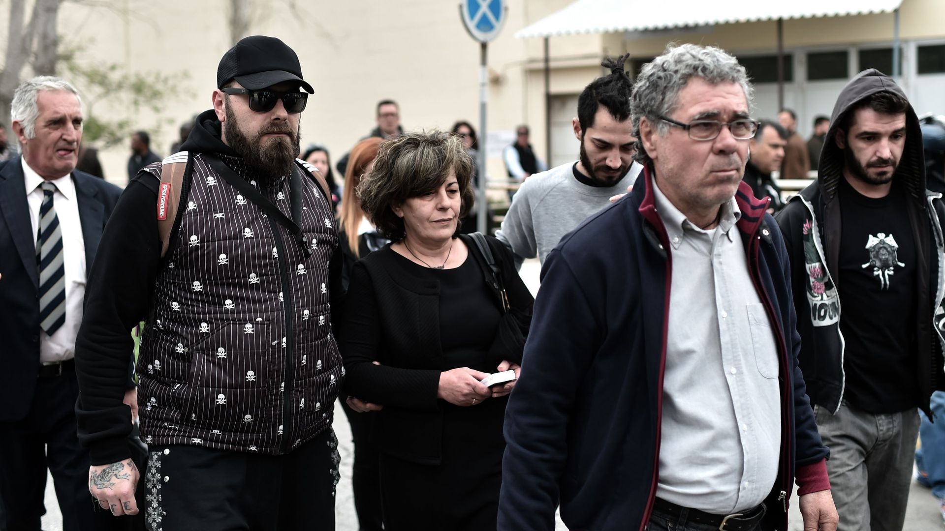 La famille du rappeur Pavlos Fyssas, poignardé par un membre d'Aube Dorée, à l'ouverture du procès en avril 2015
