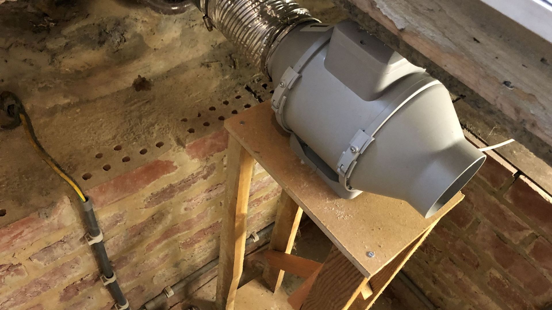 Une pompe pour extraire le radon du sol et l'évacuer vers l'extérieur